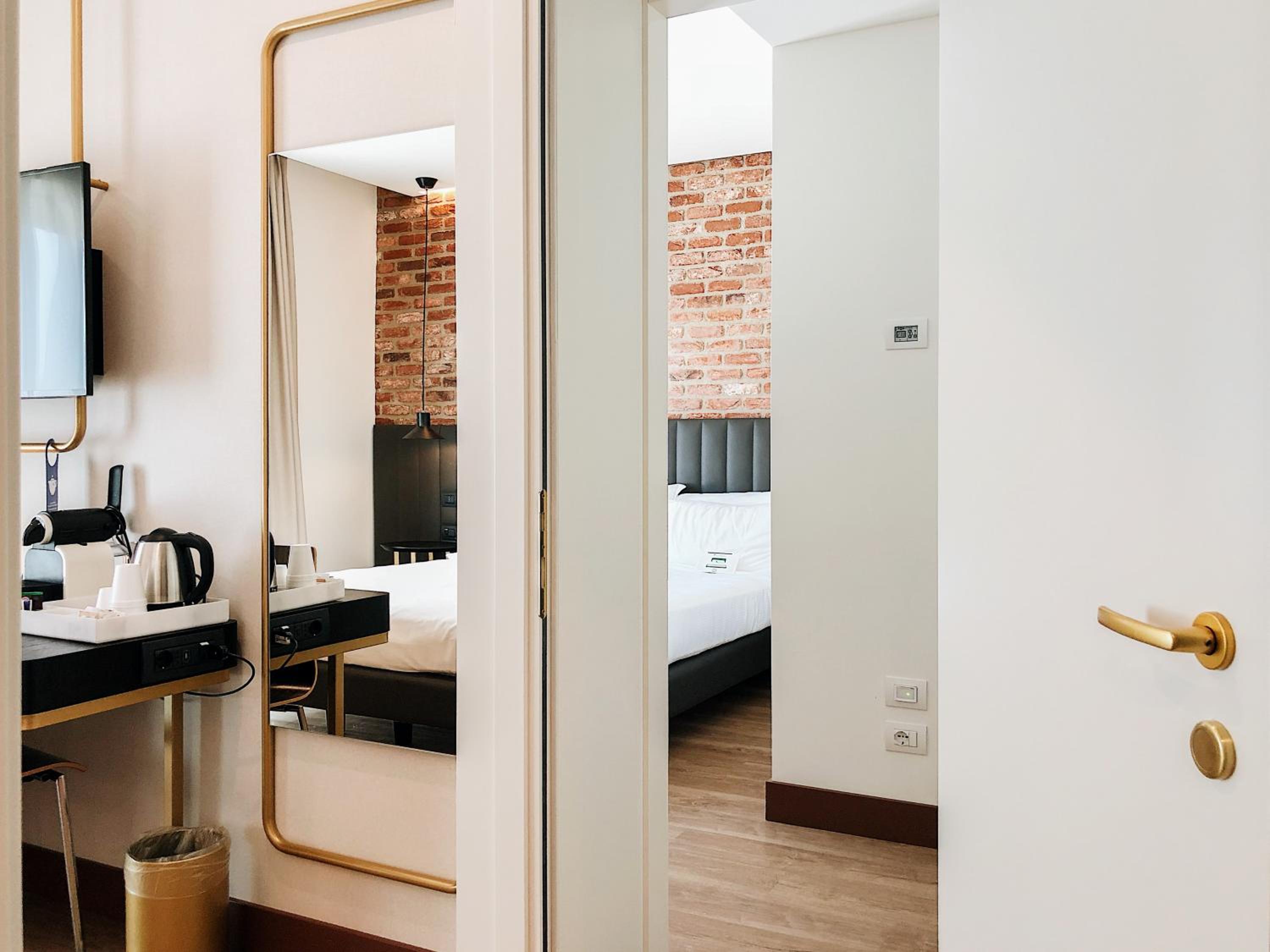 Superior Connecting Room with 1 Double Bed and 2 Single Beds