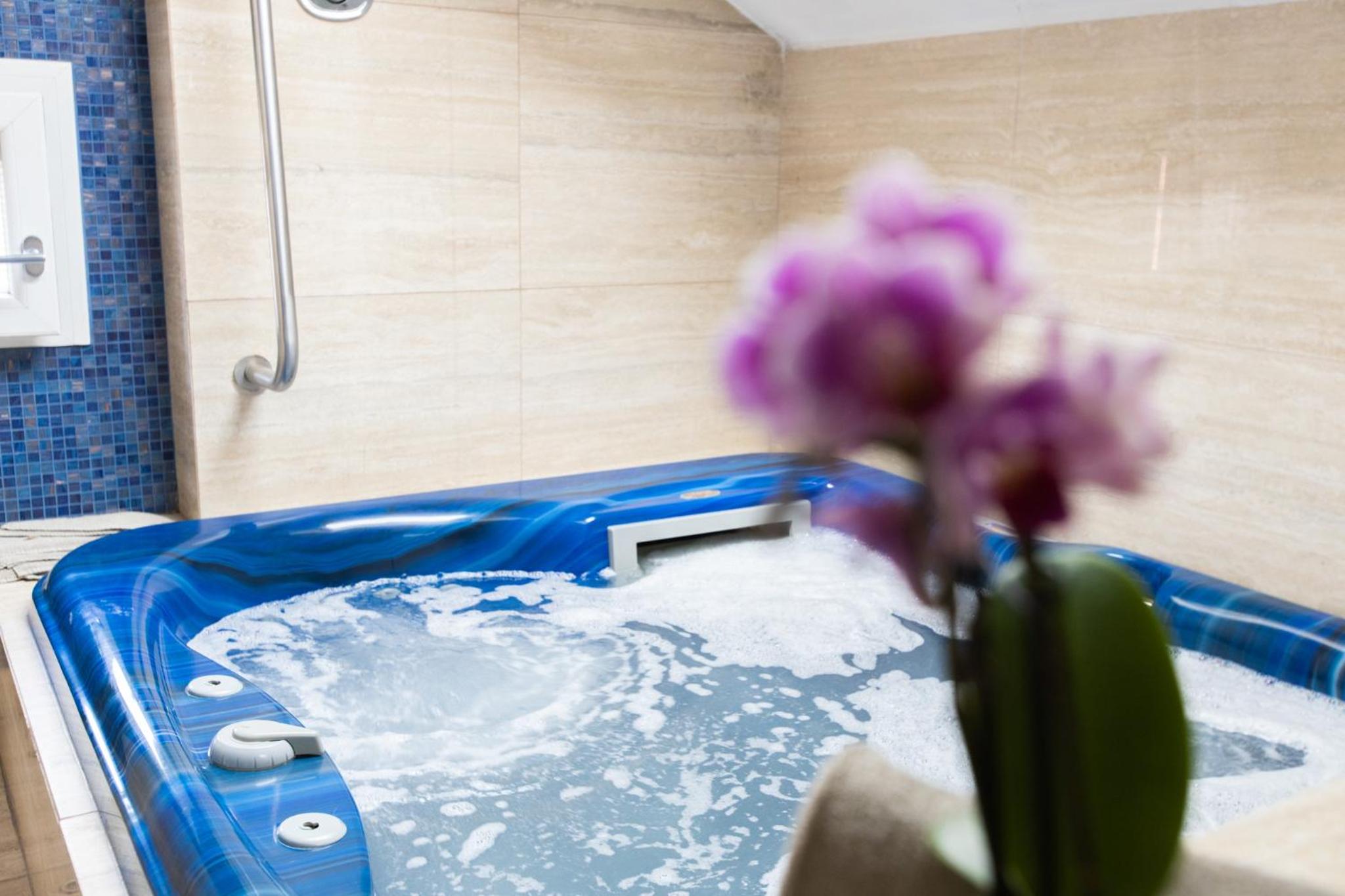 Family Room with Spa Bath