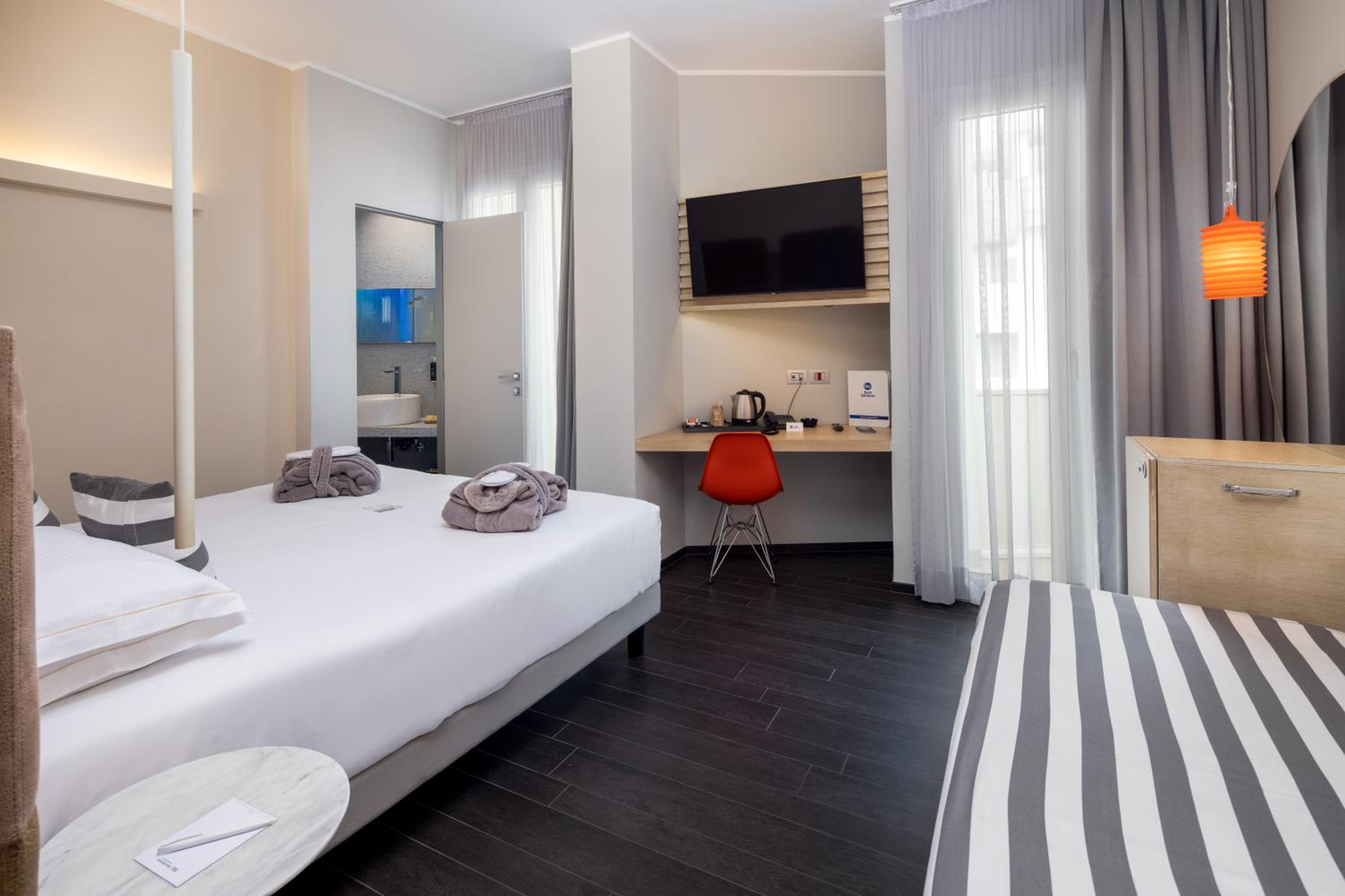 Deluxe Room with Balcony and Sea View