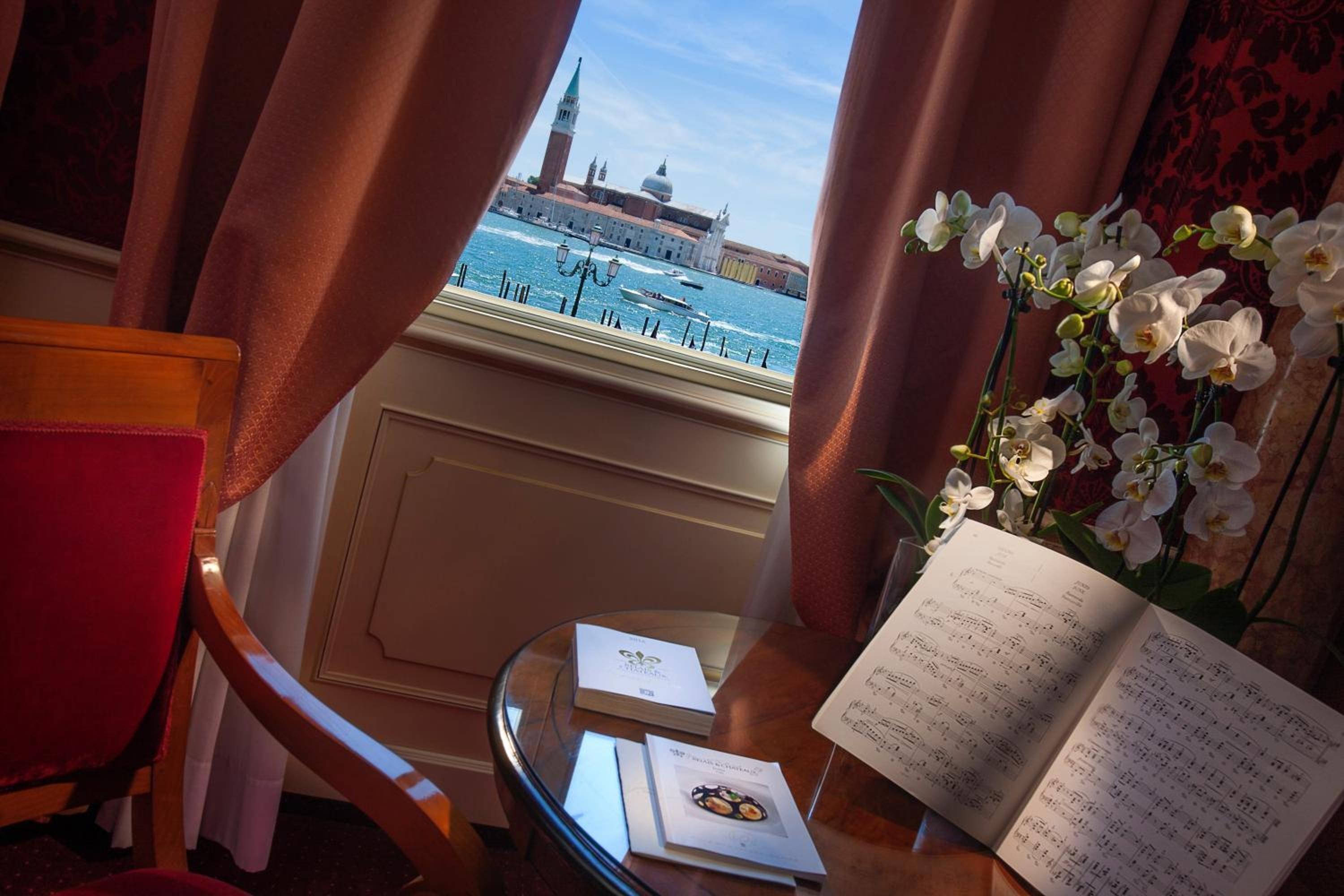 Junior Suite with Lagoon View (2 Adults)