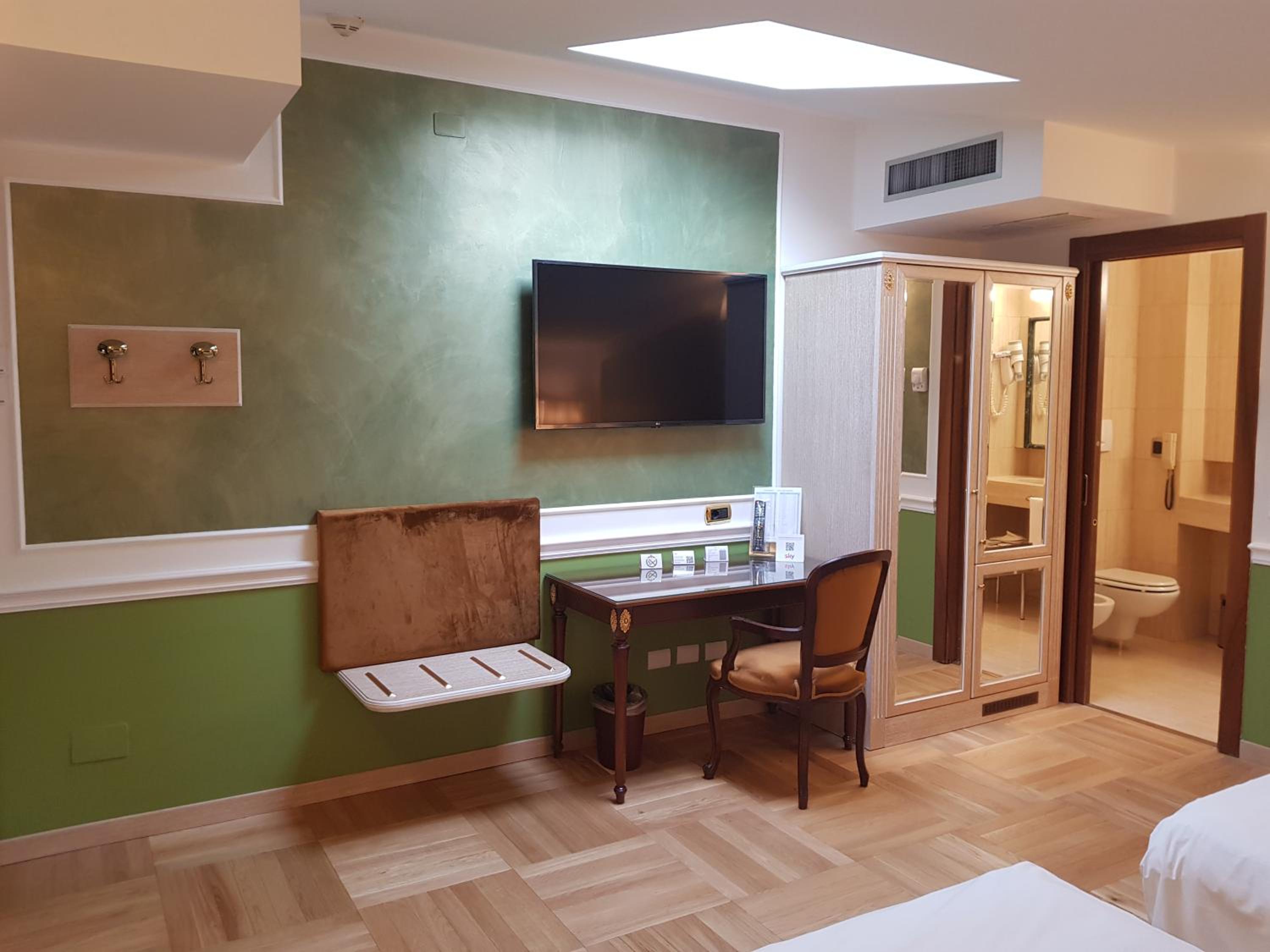 Family Room (2 Adults + 2 Children)