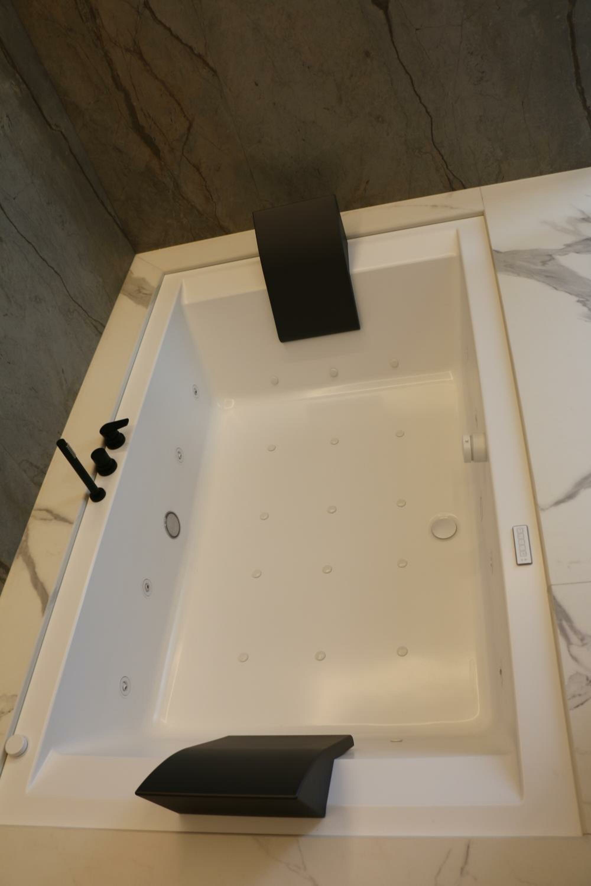 Queen Suite with Spa Bath