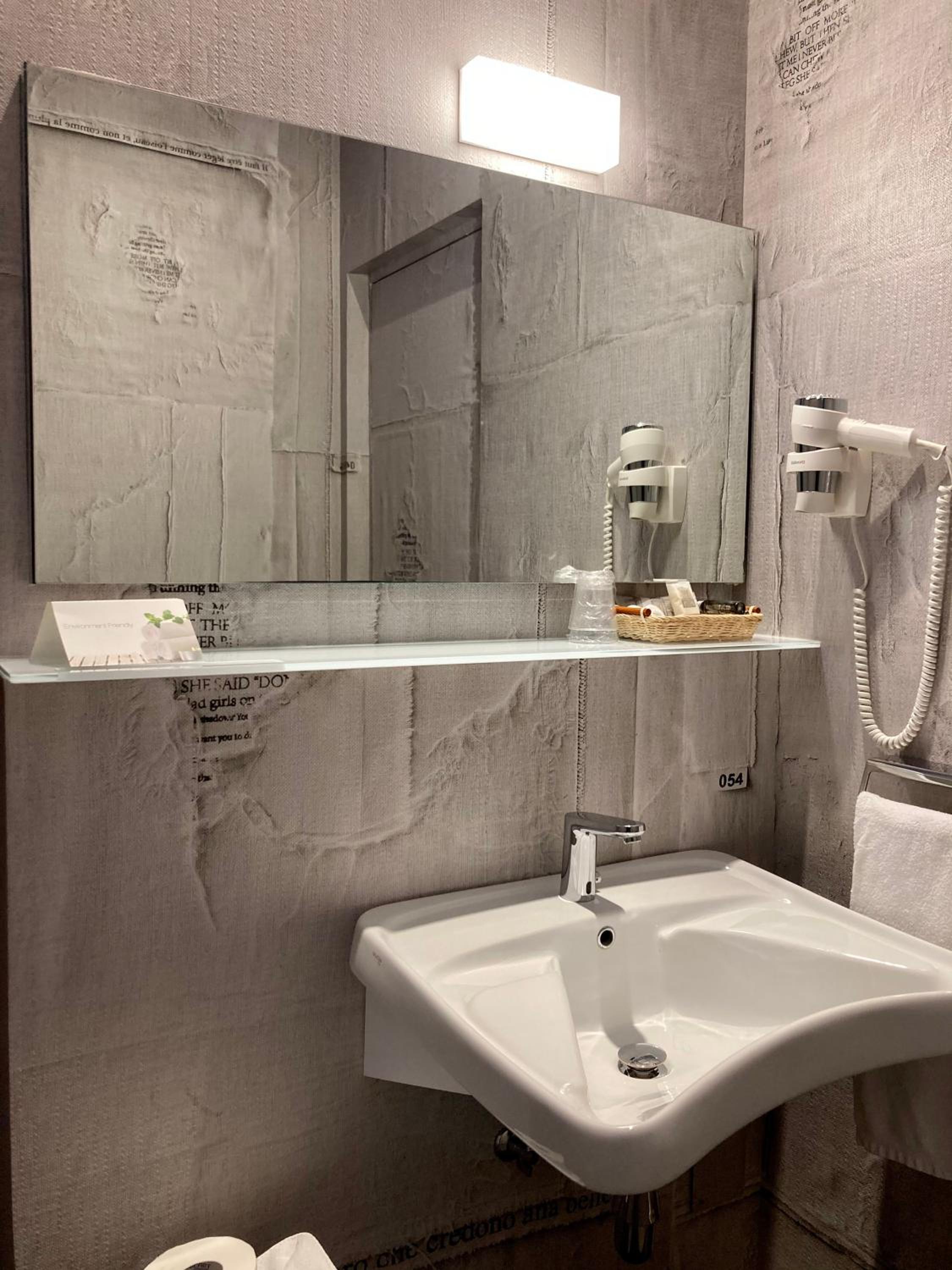 Junior Suite with Roll-In Shower - Disability Access