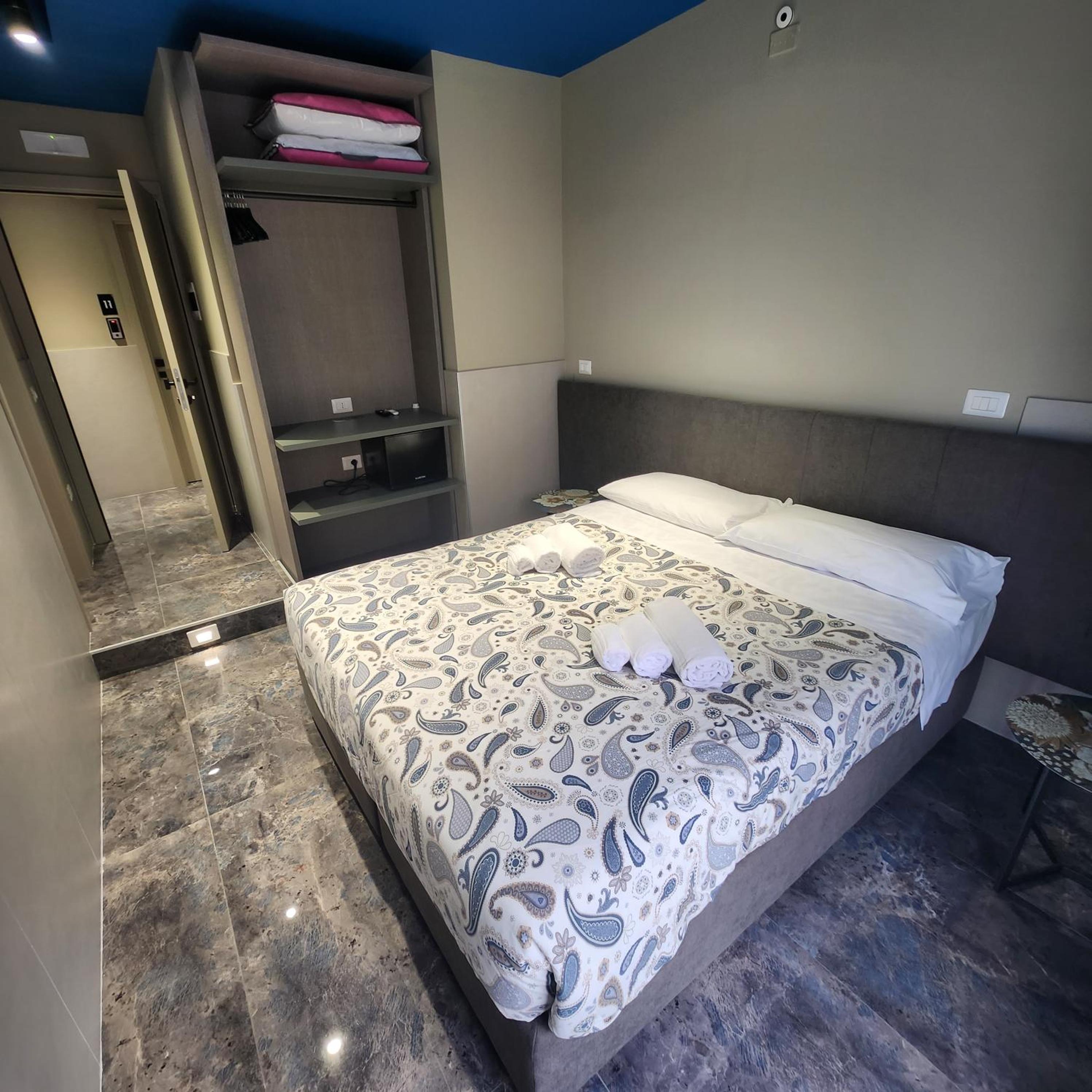 Deluxe Double Room with Side Sea View