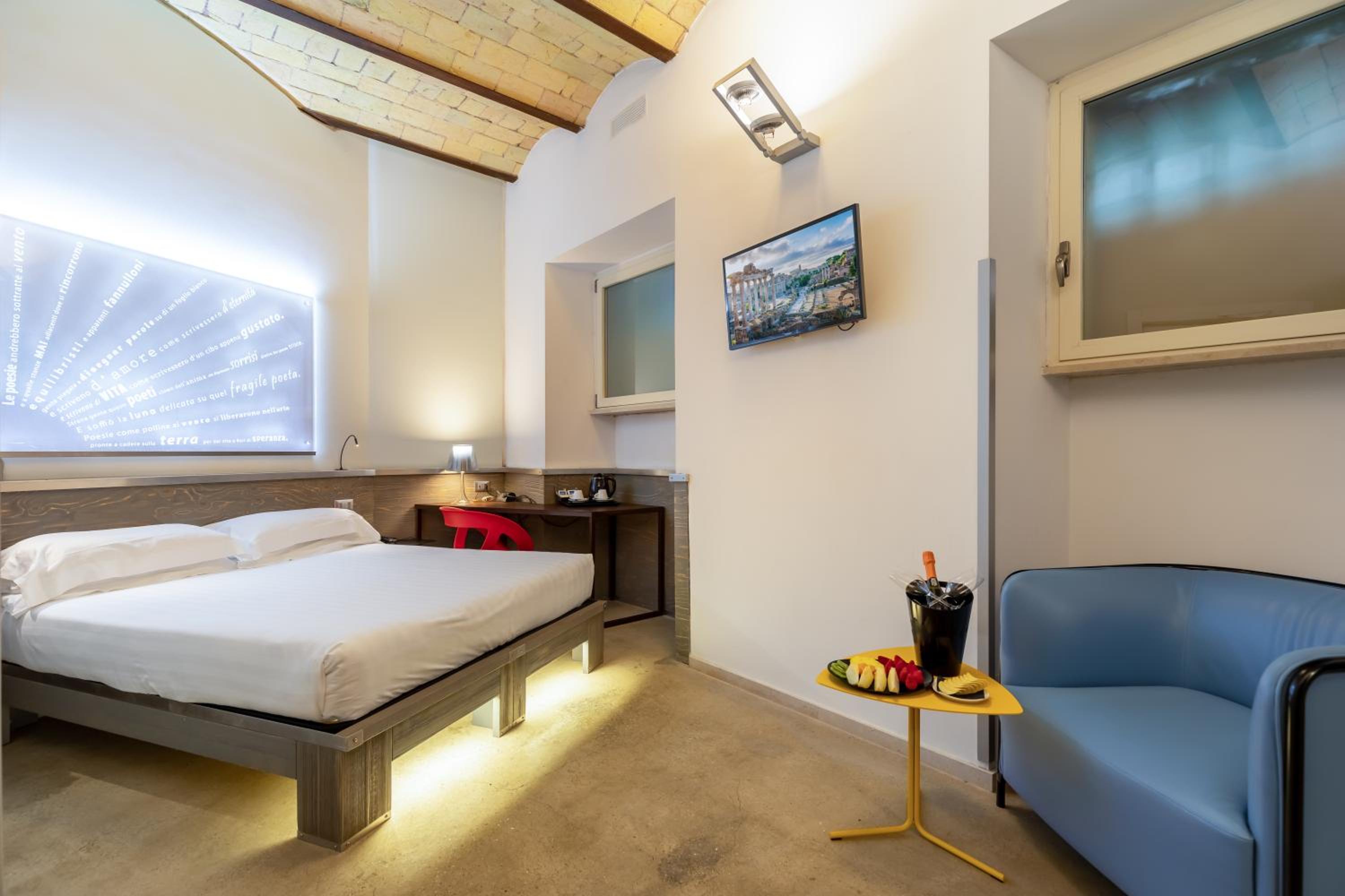 Design Standard Double or Twin Room with High Window