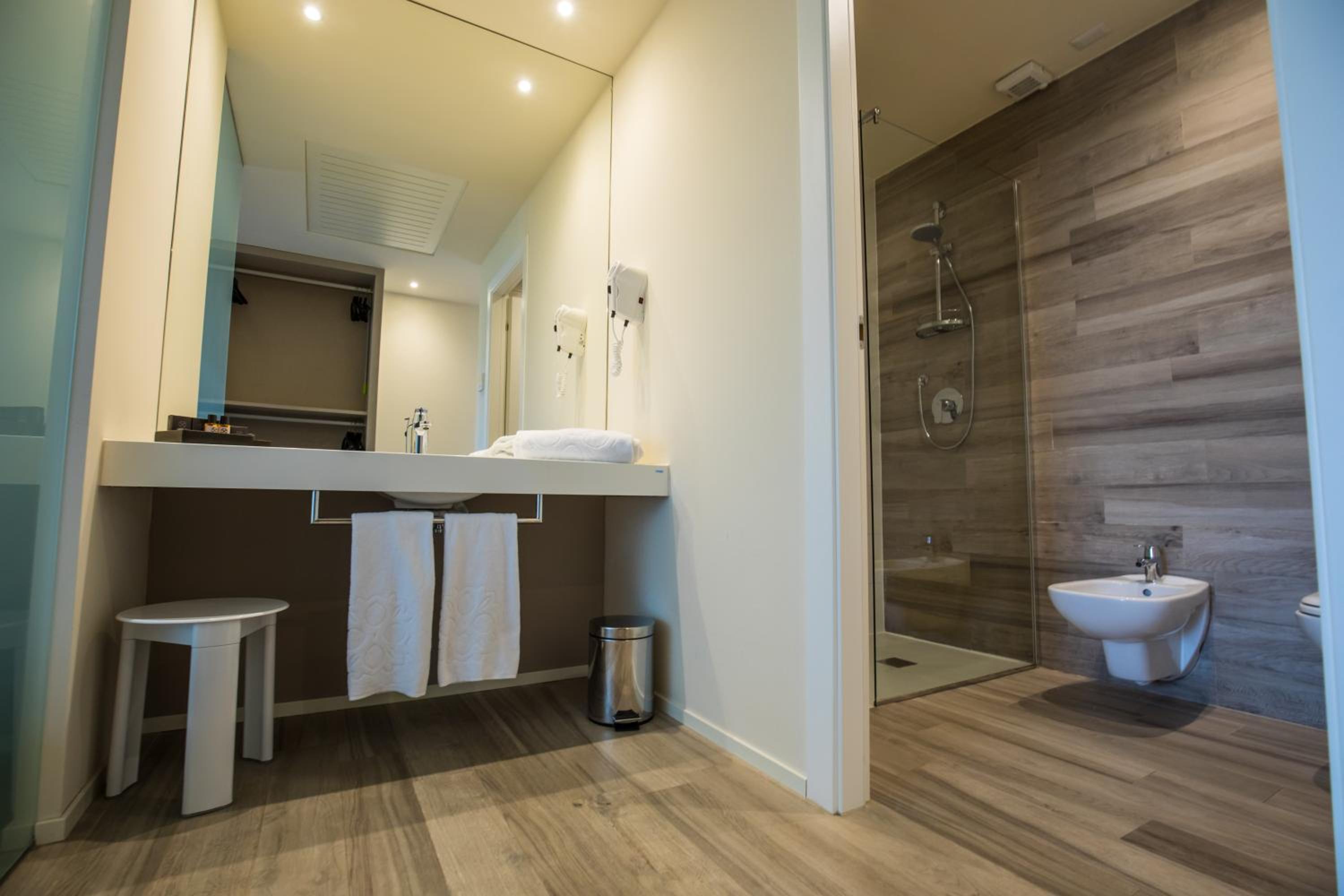 Superior Double Room with Balcony and Lake View