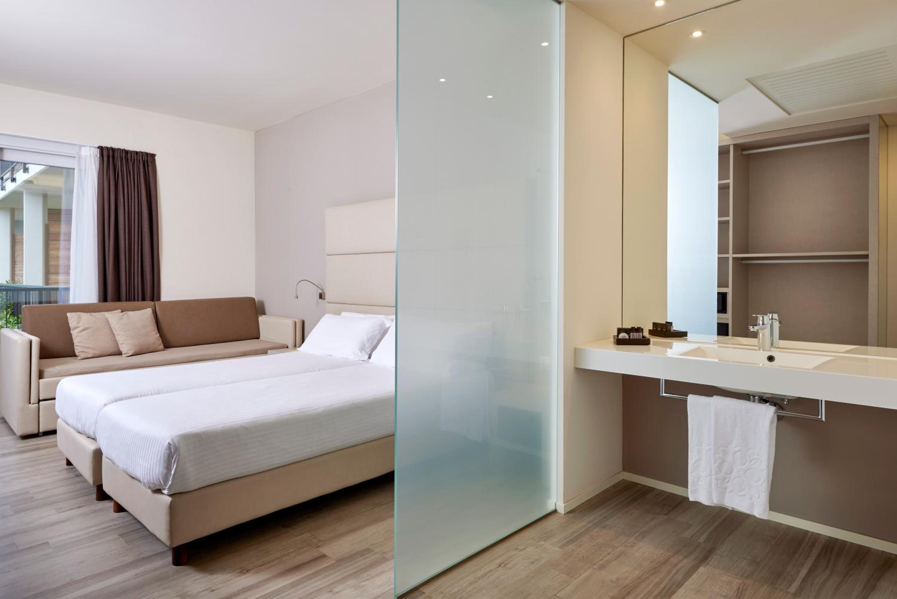 Superior Double Room with Balcony and Lake View