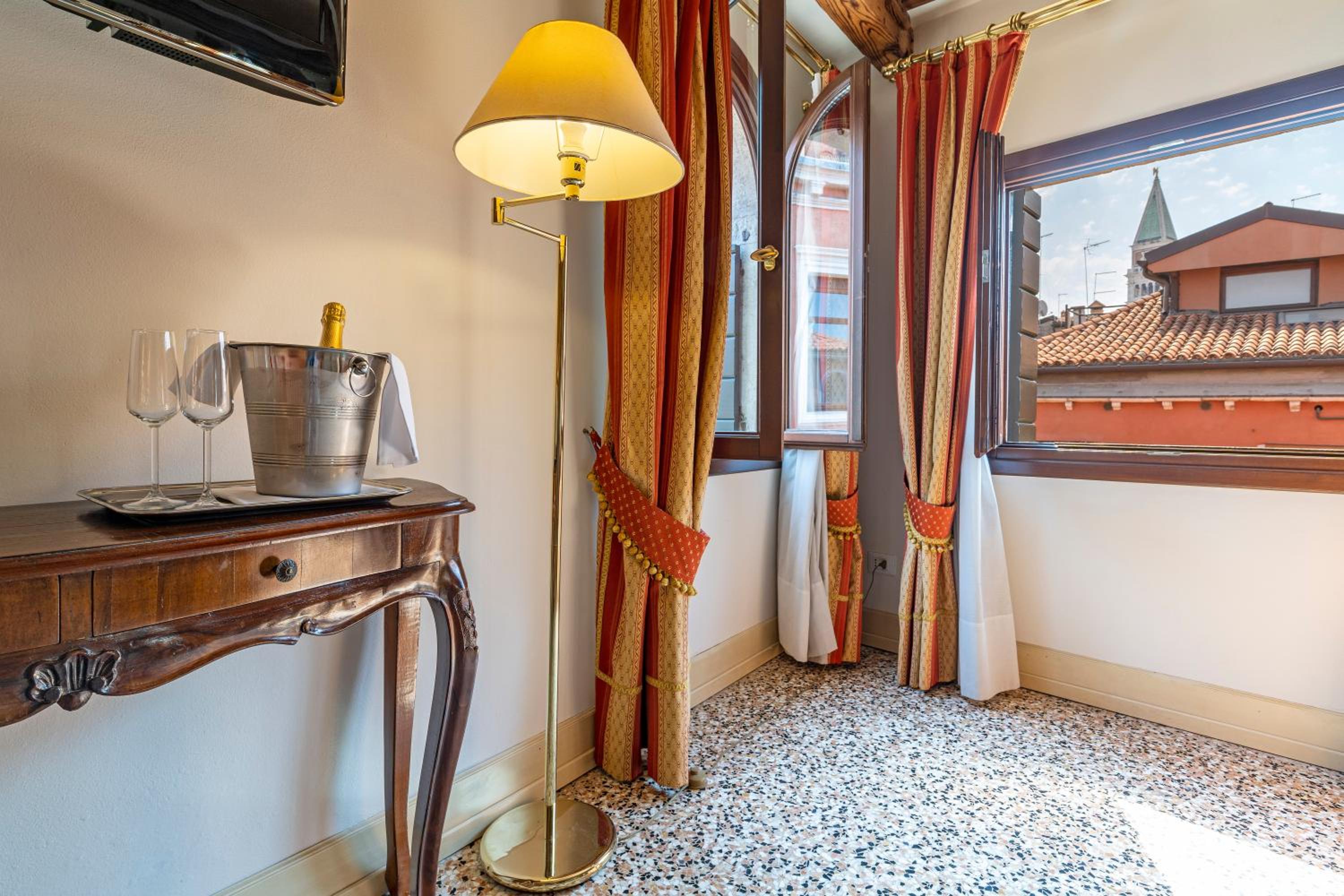 Deluxe Double or Twin Room with Canal View