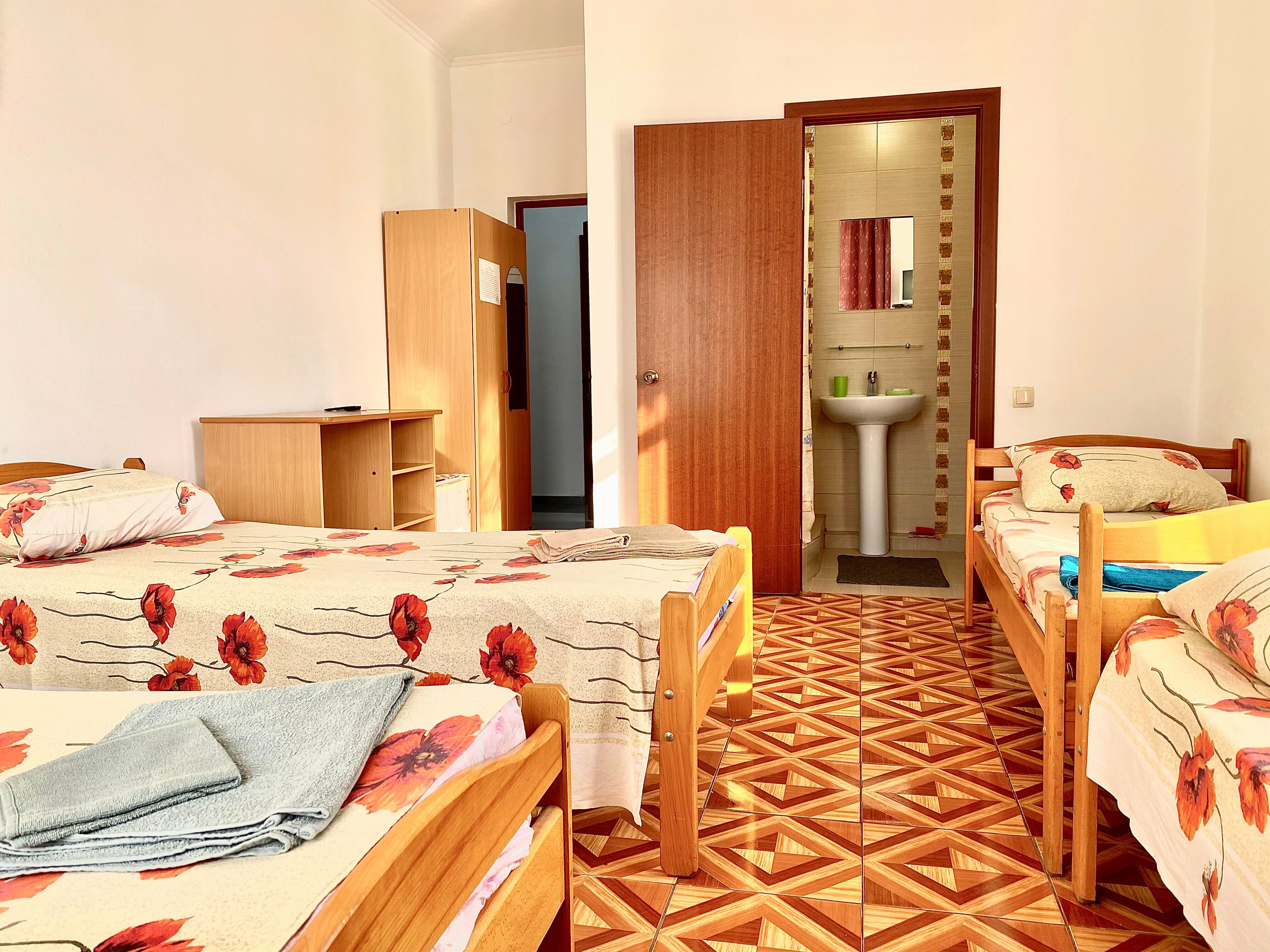 Четырехместный номер с душем