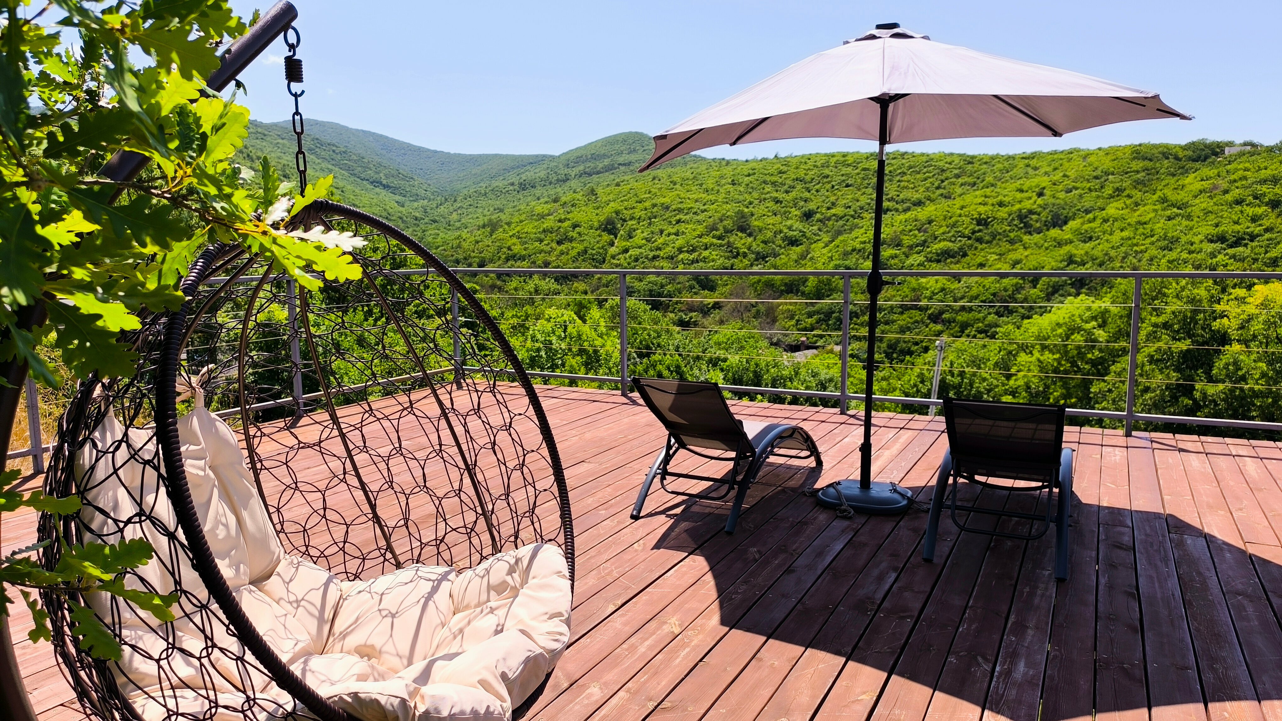 Трехместный номер с видом на горы