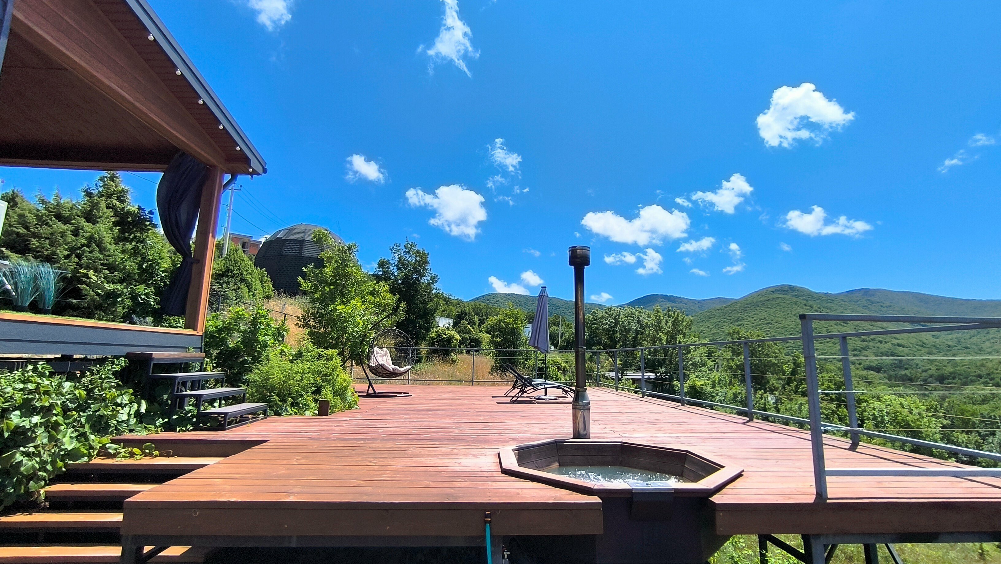 Трехместный номер с видом на горы