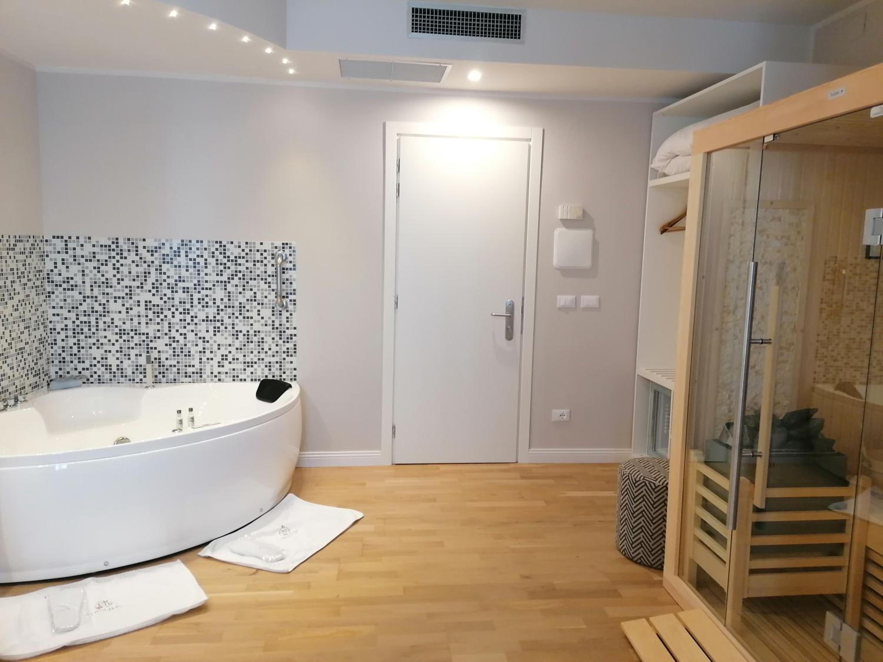 Junior Suite with Spa Bath And Sauna 