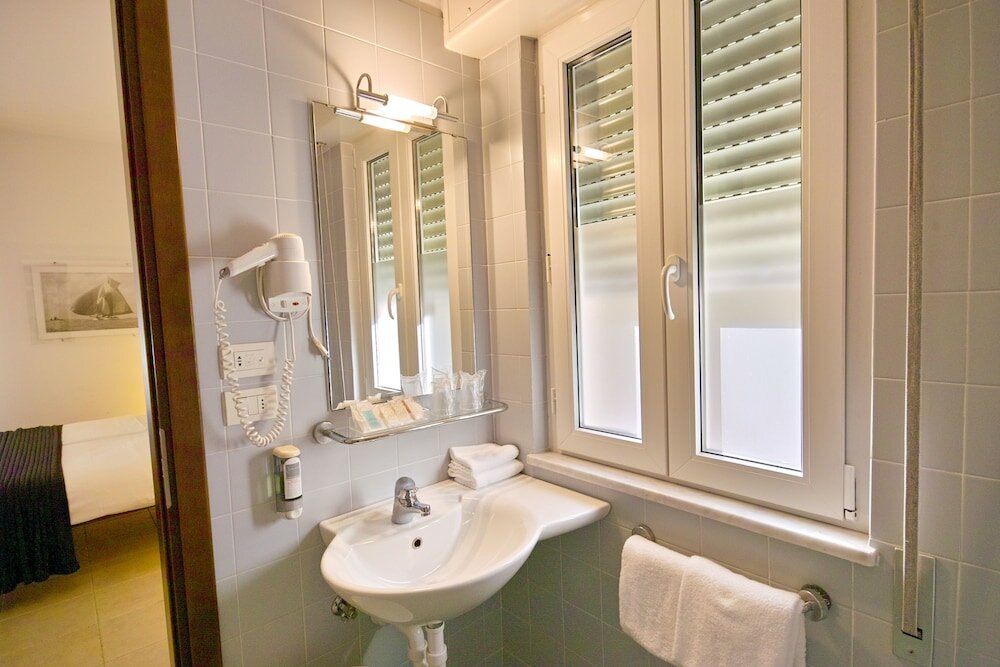 Economy Double Room (lateral garden view)