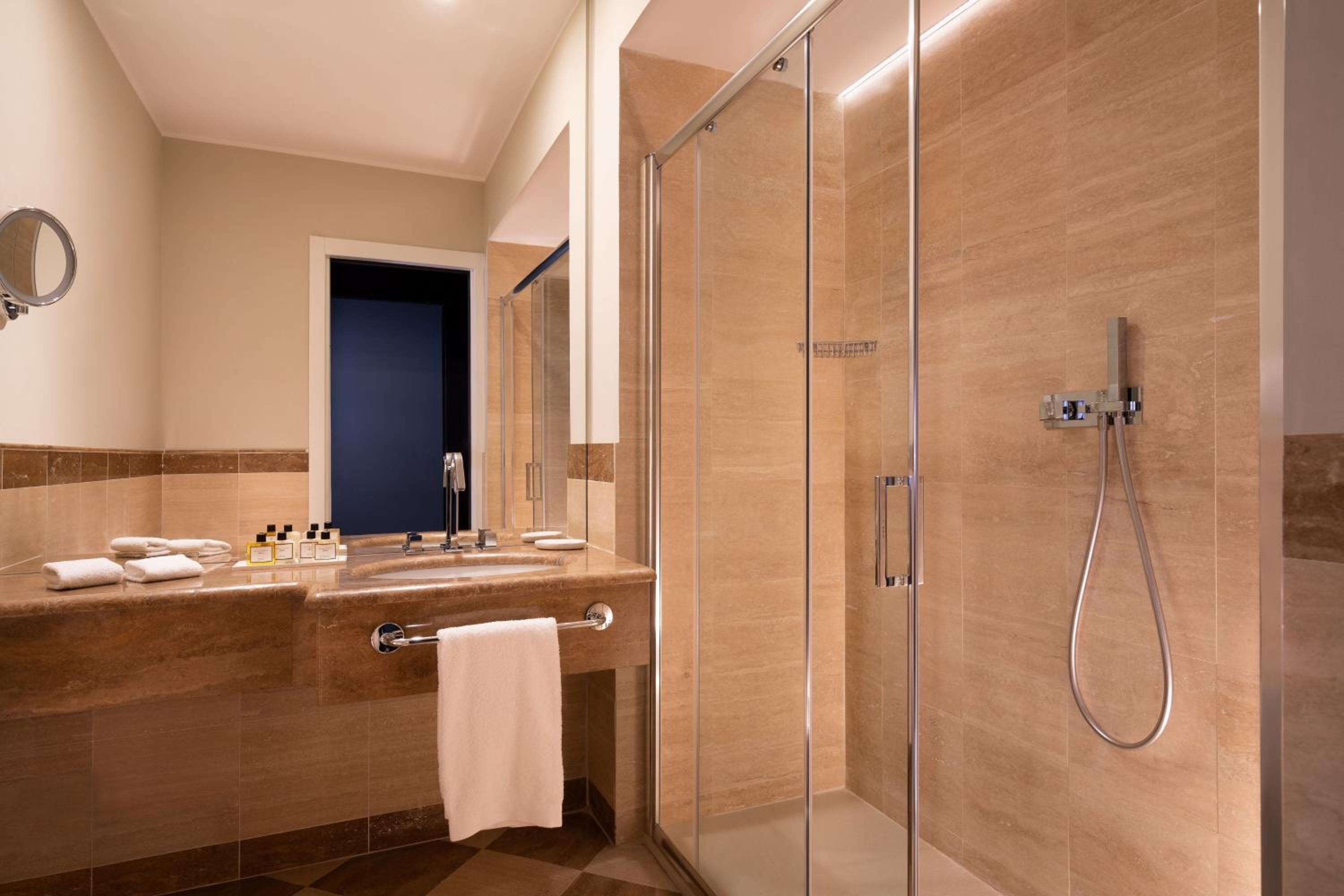 Deluxe King Room with Urban View