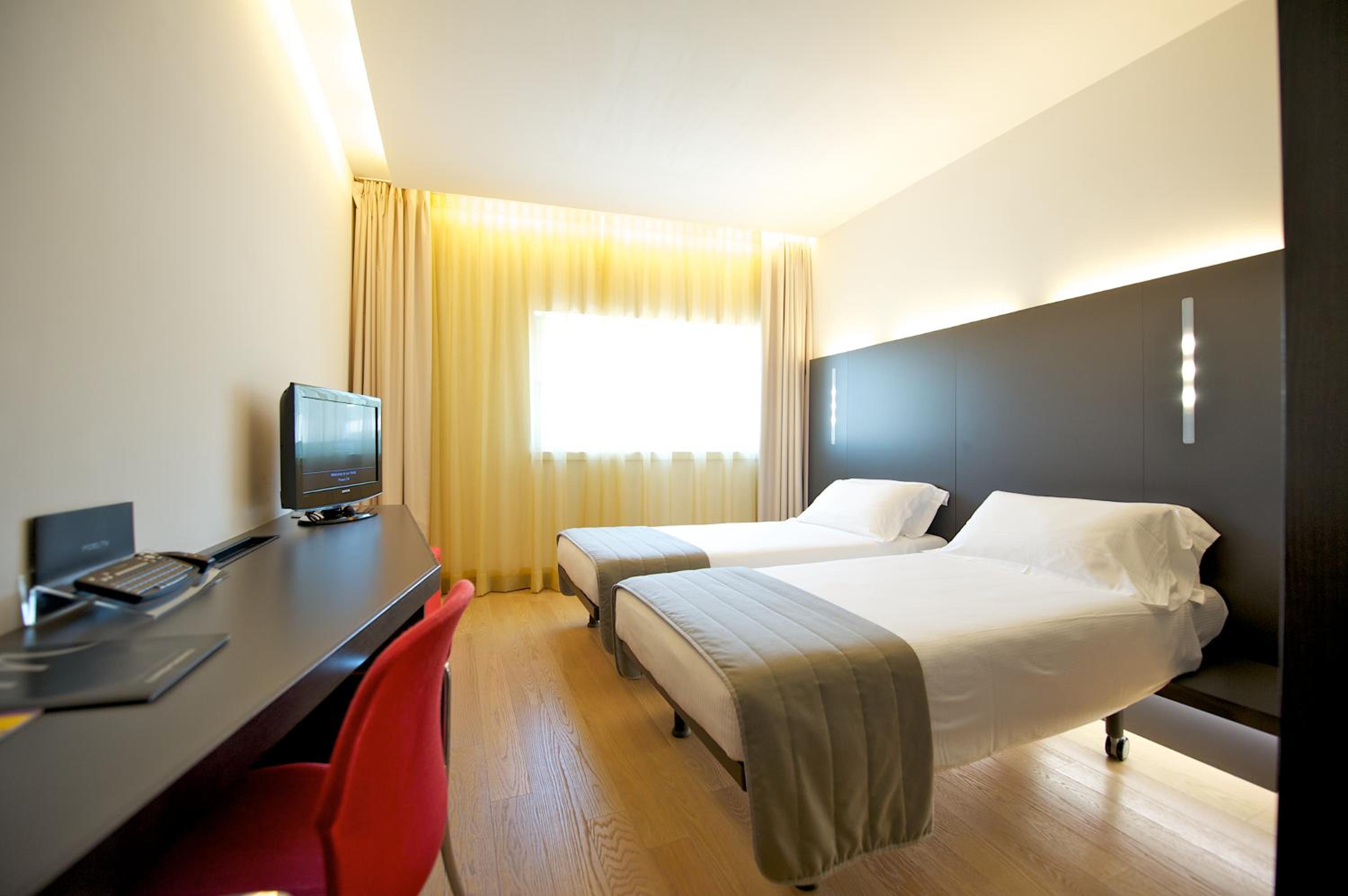 Classic Room With Two Single Beds