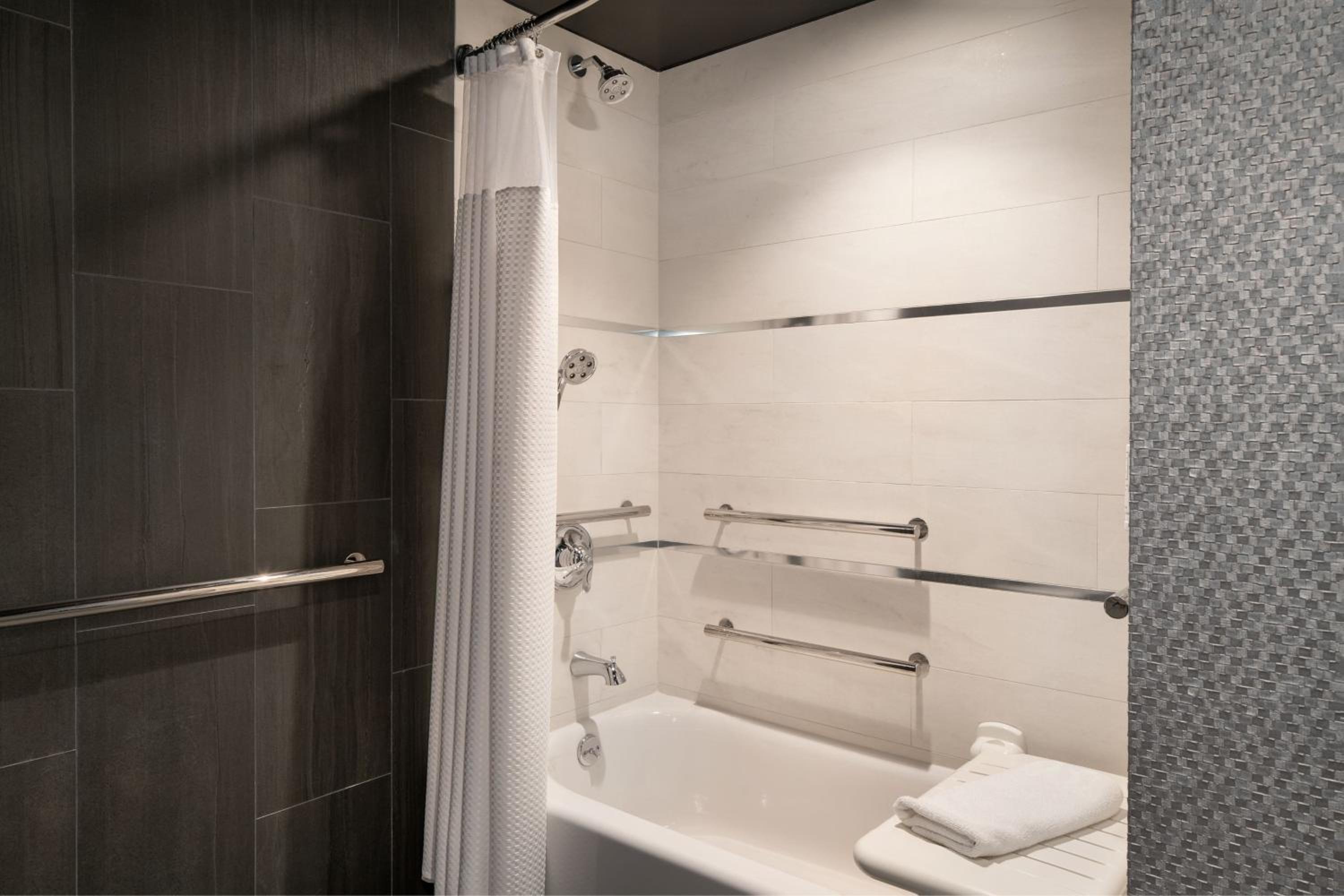 Guest Room with 2 Queen Beds