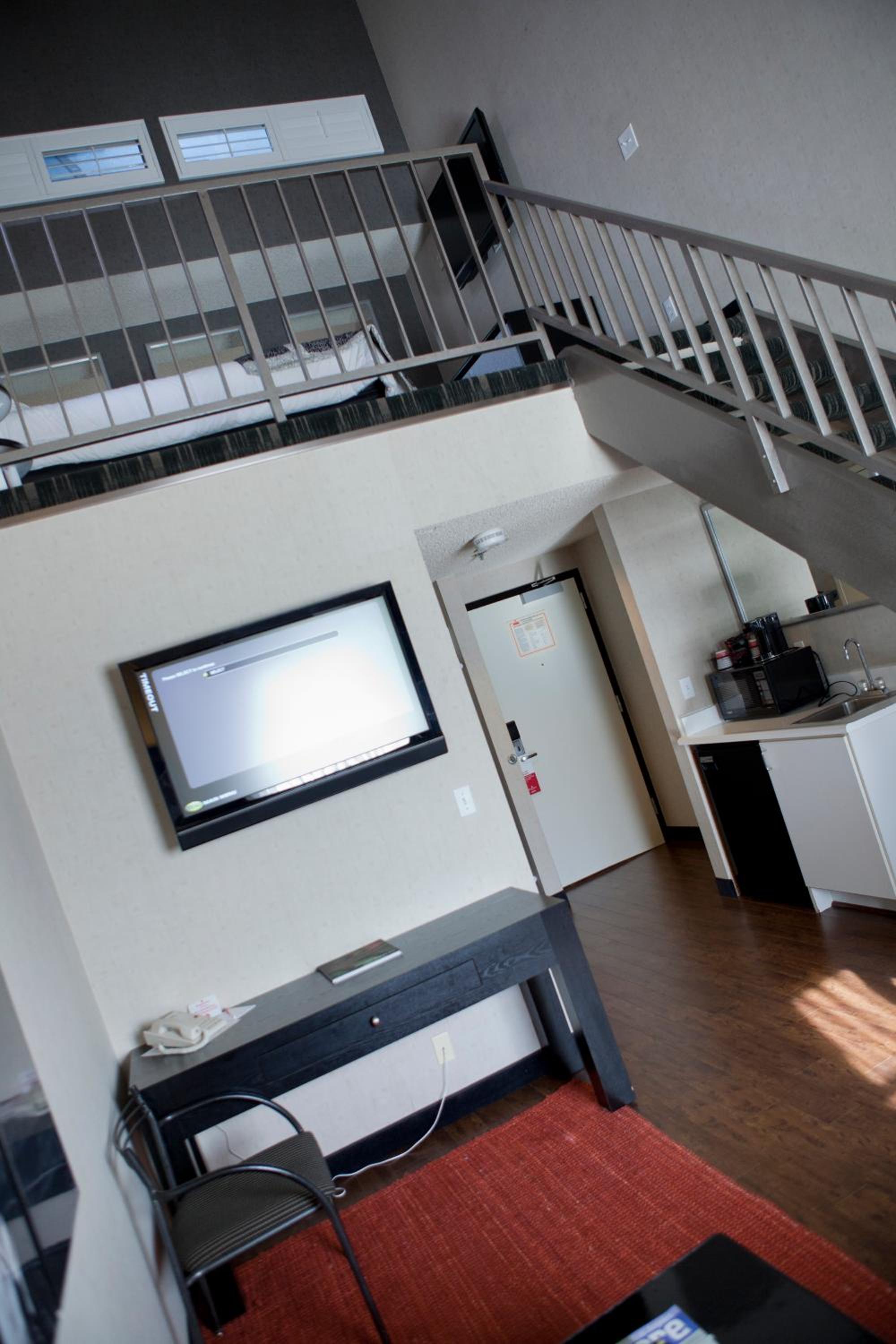 Loft King Suite - Non-Smoking