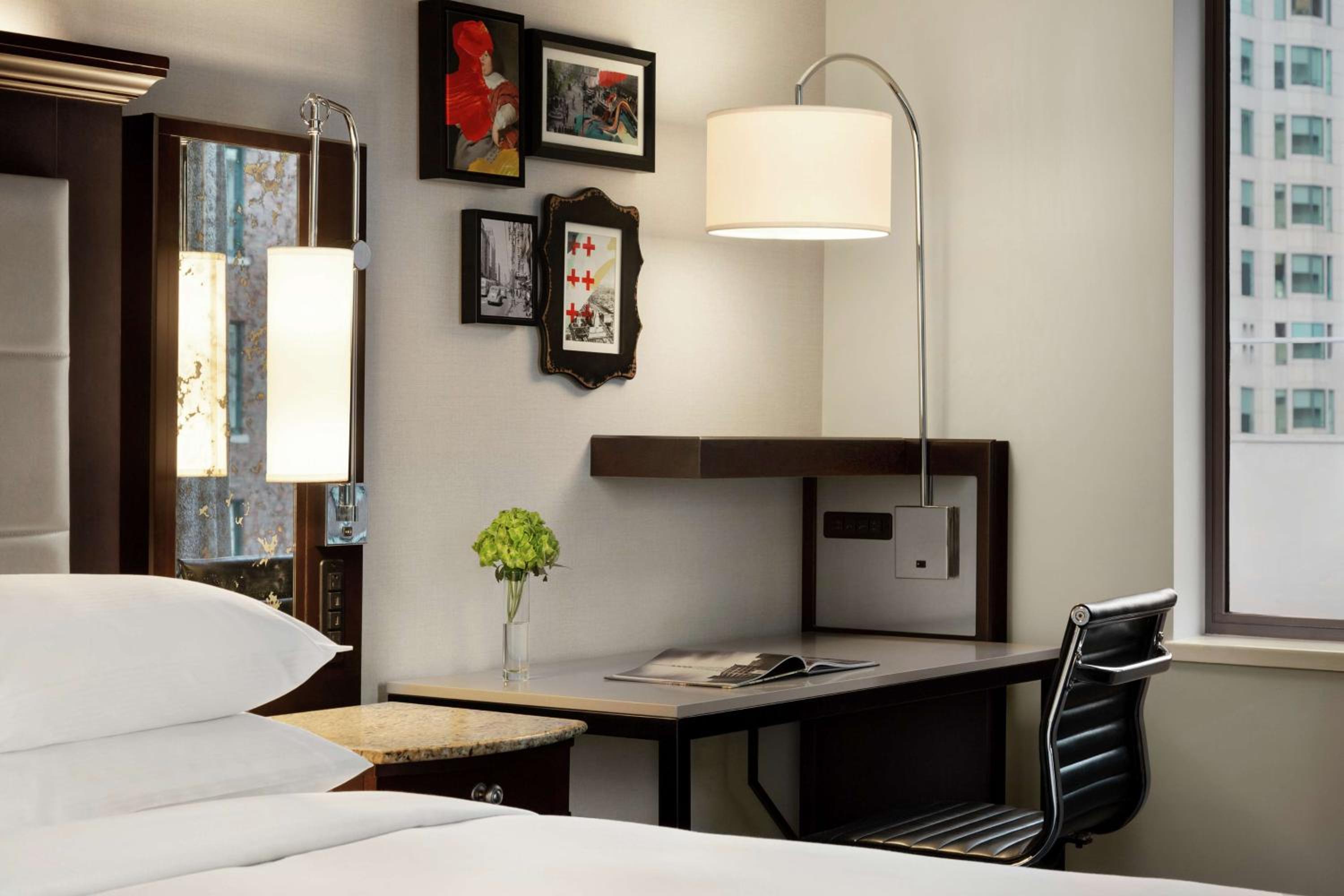 Deluxe King Room with City View