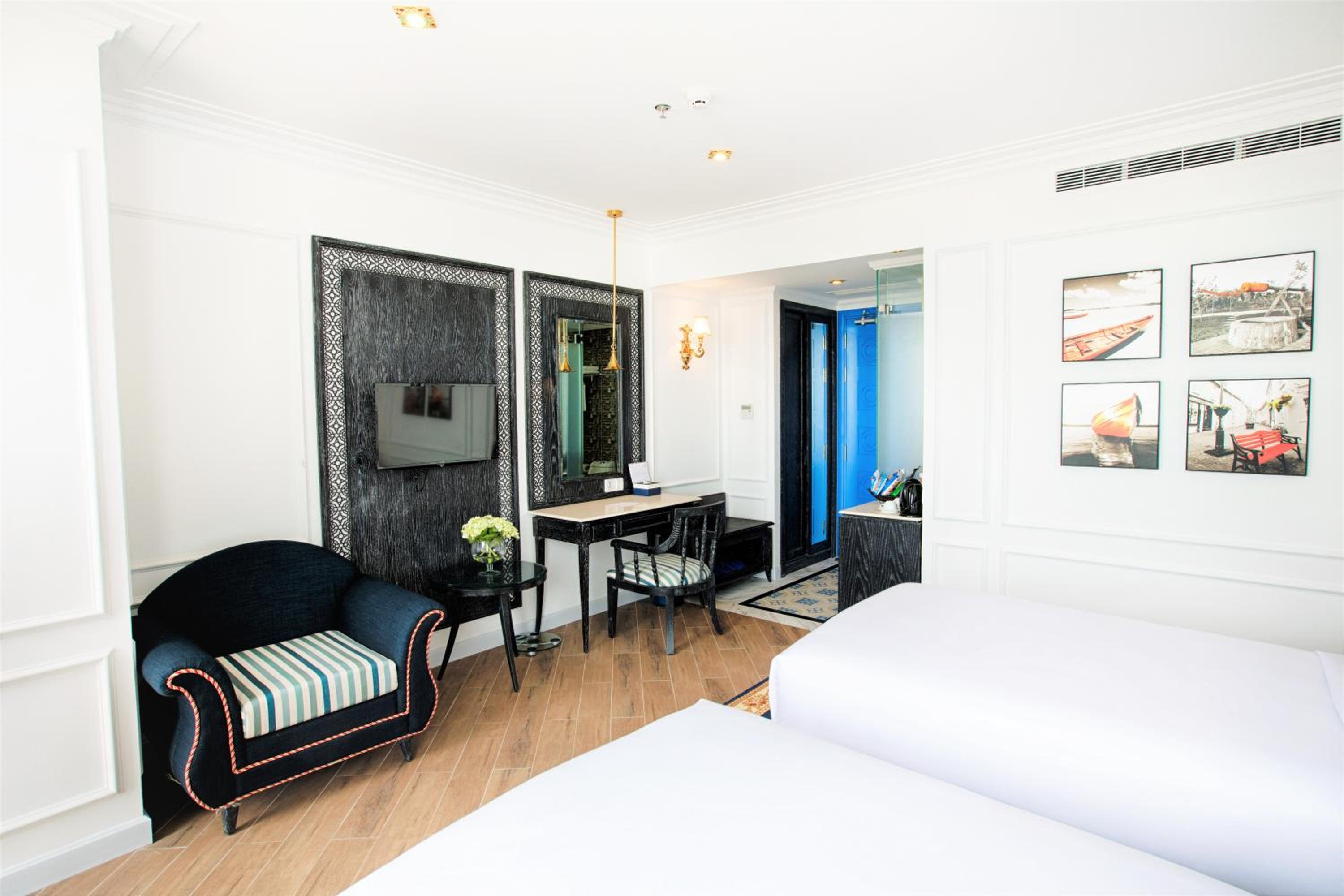 Deluxe Twin Room with Balcony and City View