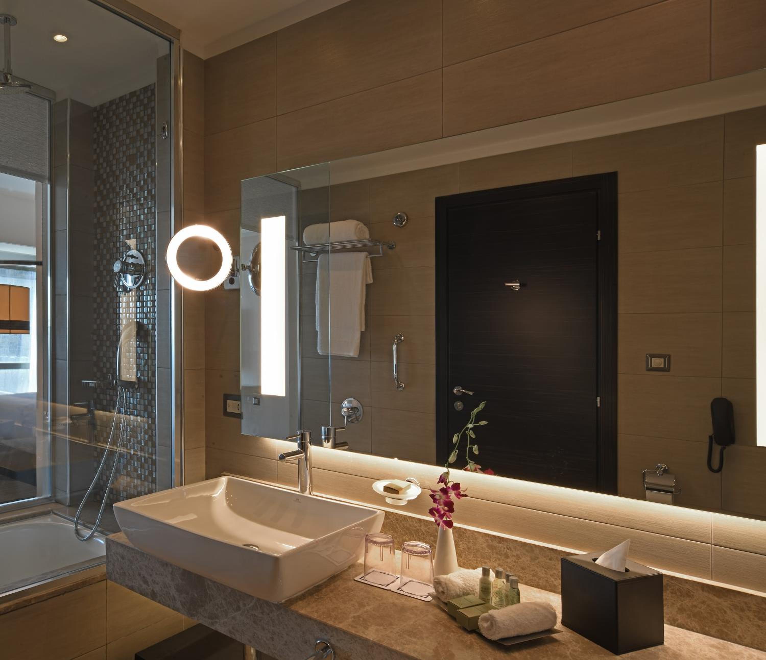 Deluxe One-Bedroom King Suite