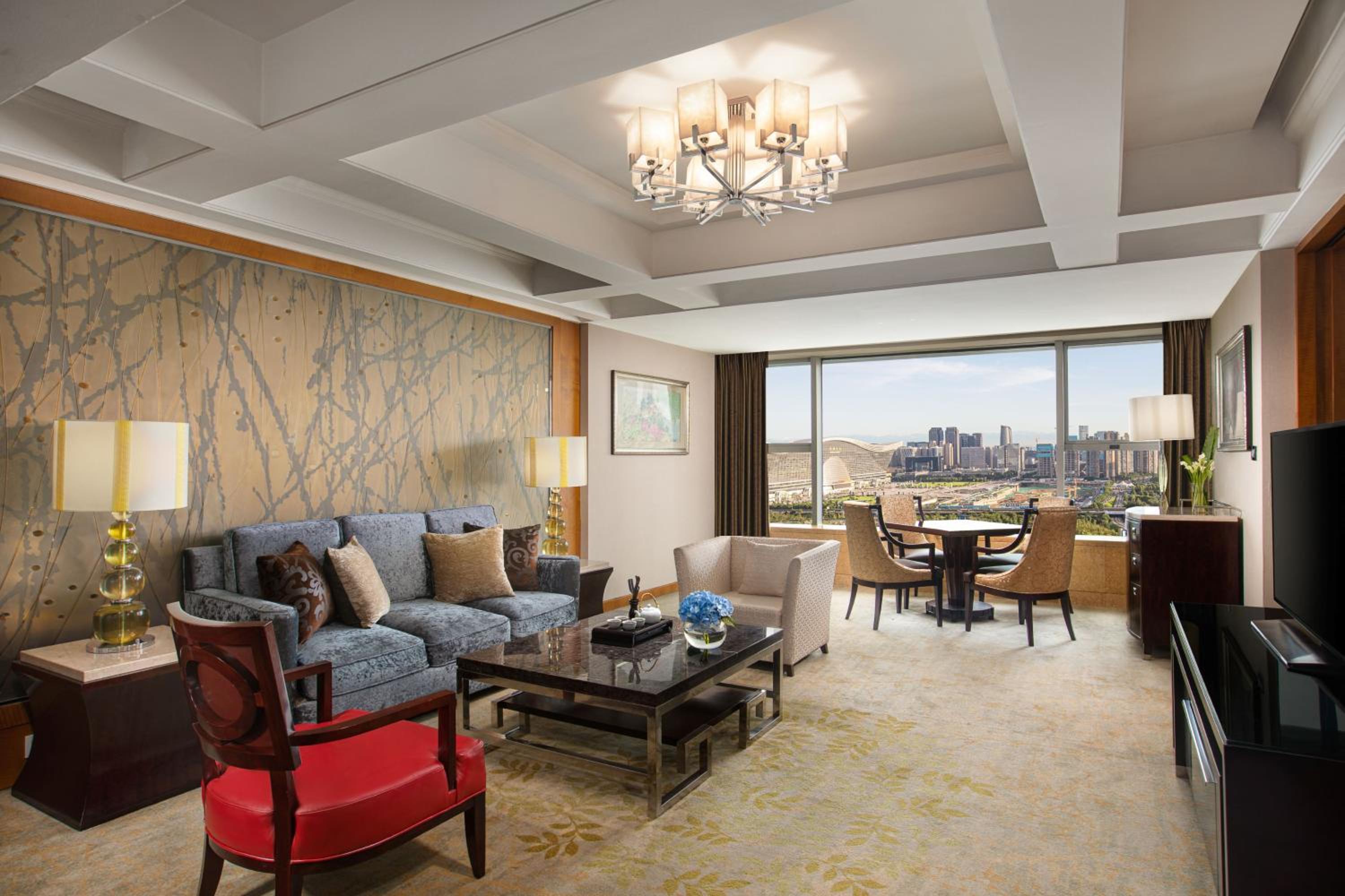 One-Bedroom Suite with Club Lounge Access