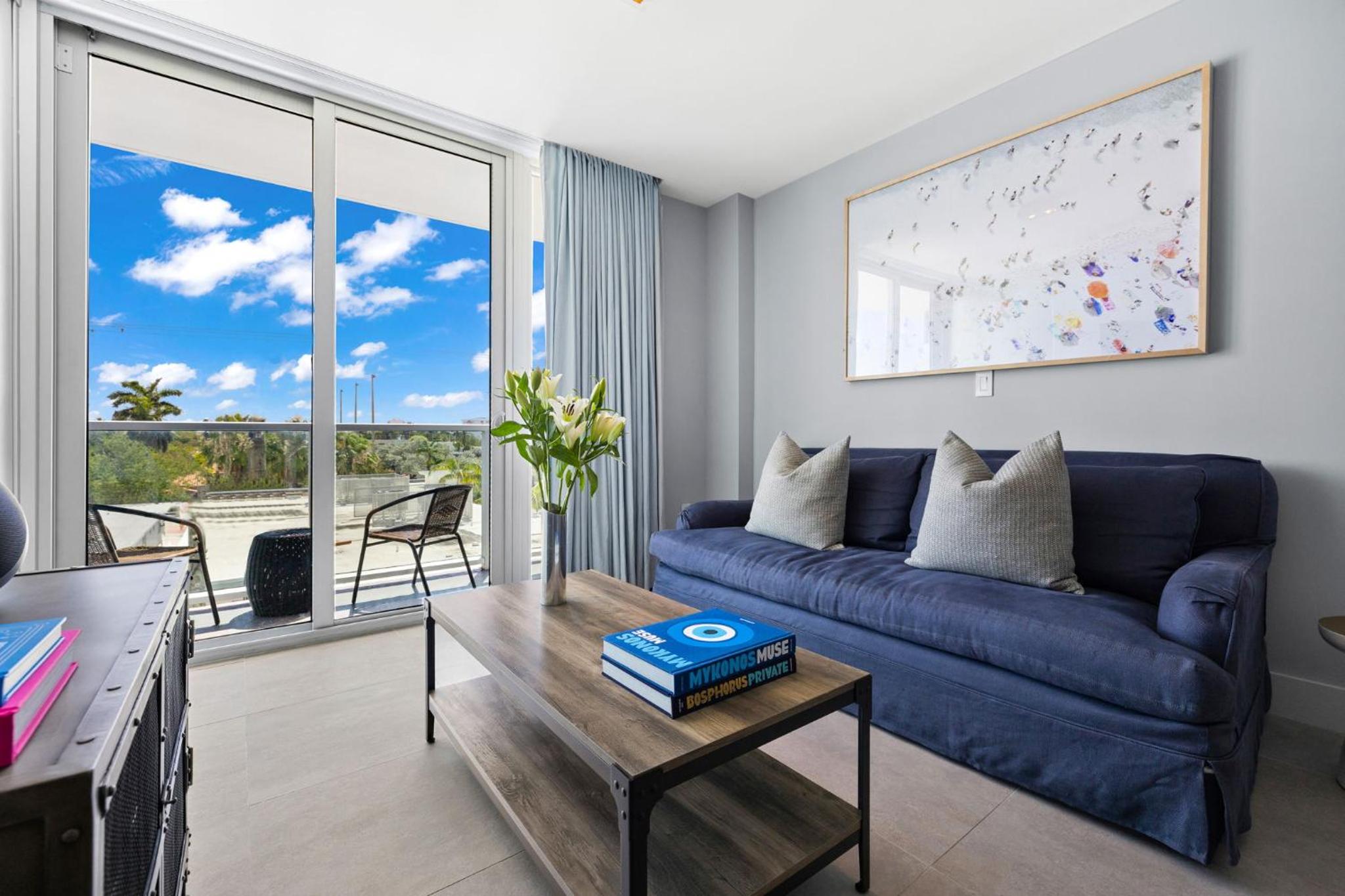 Signature King One Bedroom Suite - with Kitchenette and Balcony