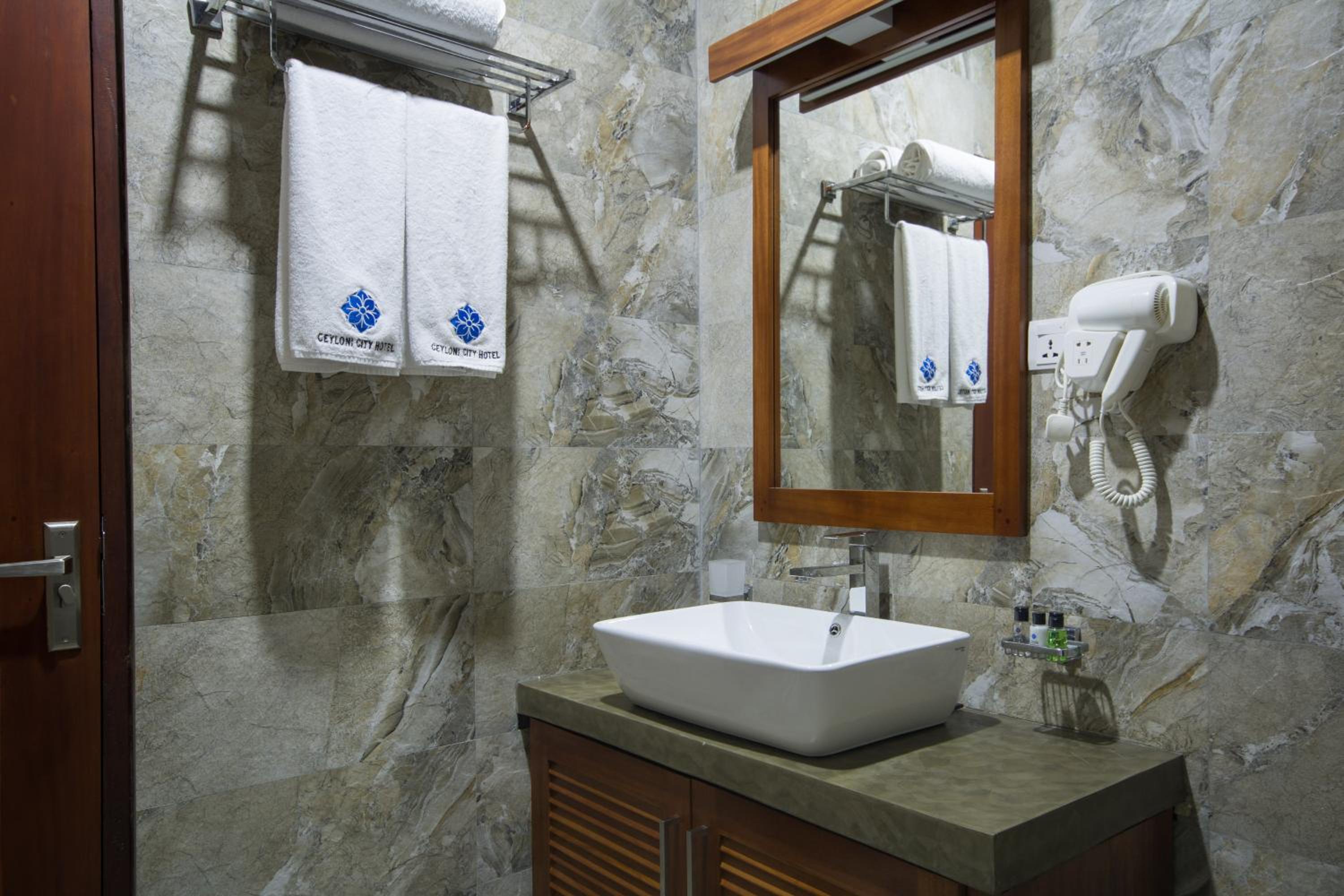 Deluxe Double Room with Free pickup or Drop to Kandy Railway Station