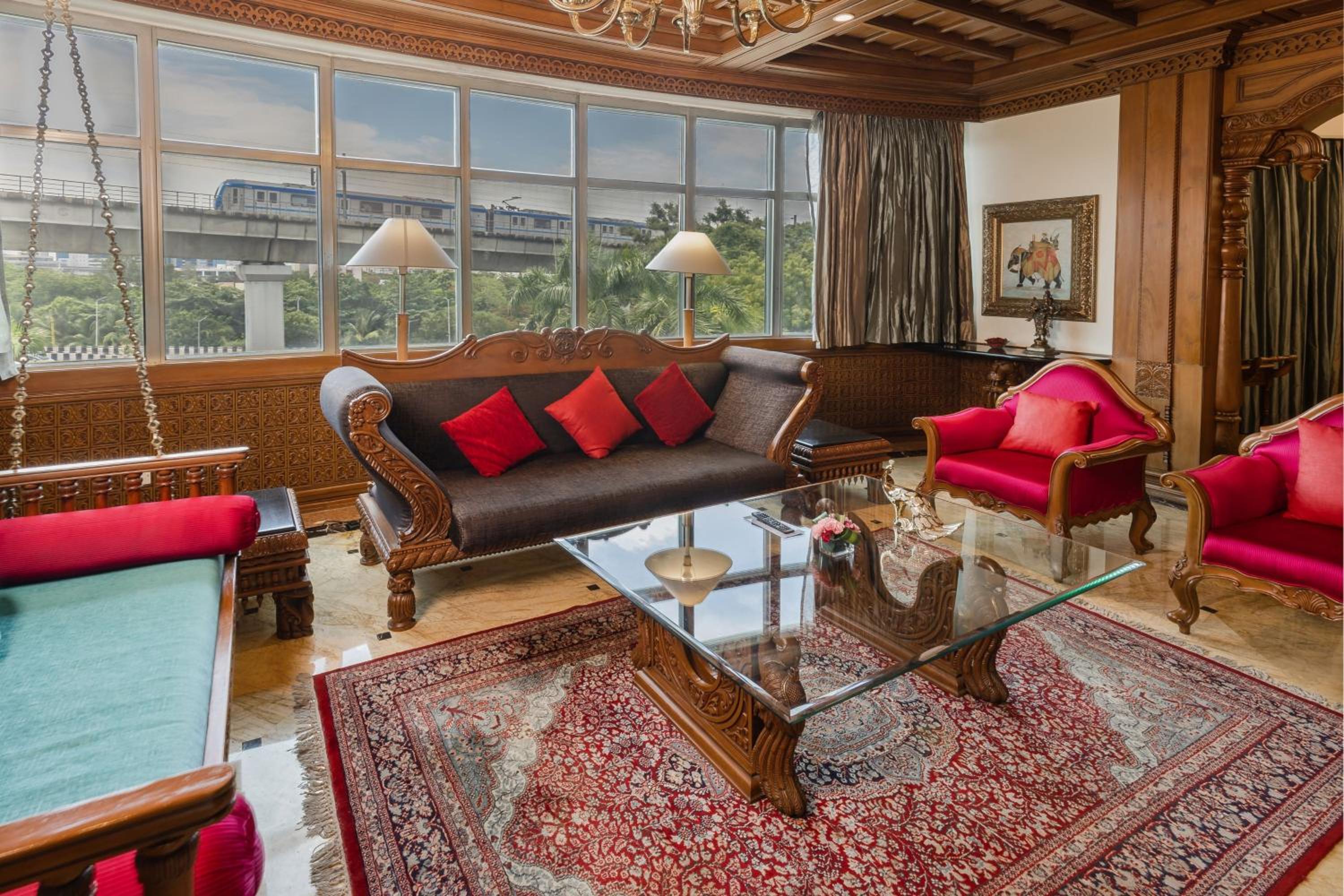 Royal Suite With Club Lounge Access & 2 Way Airport Transfer