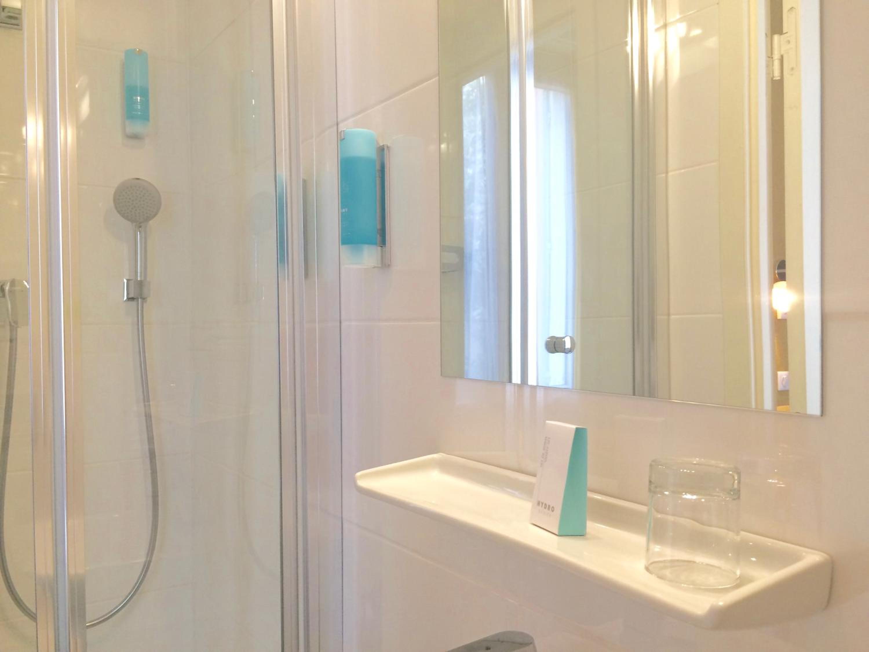 Small Single Room (without Hot Tub) 30 ft²