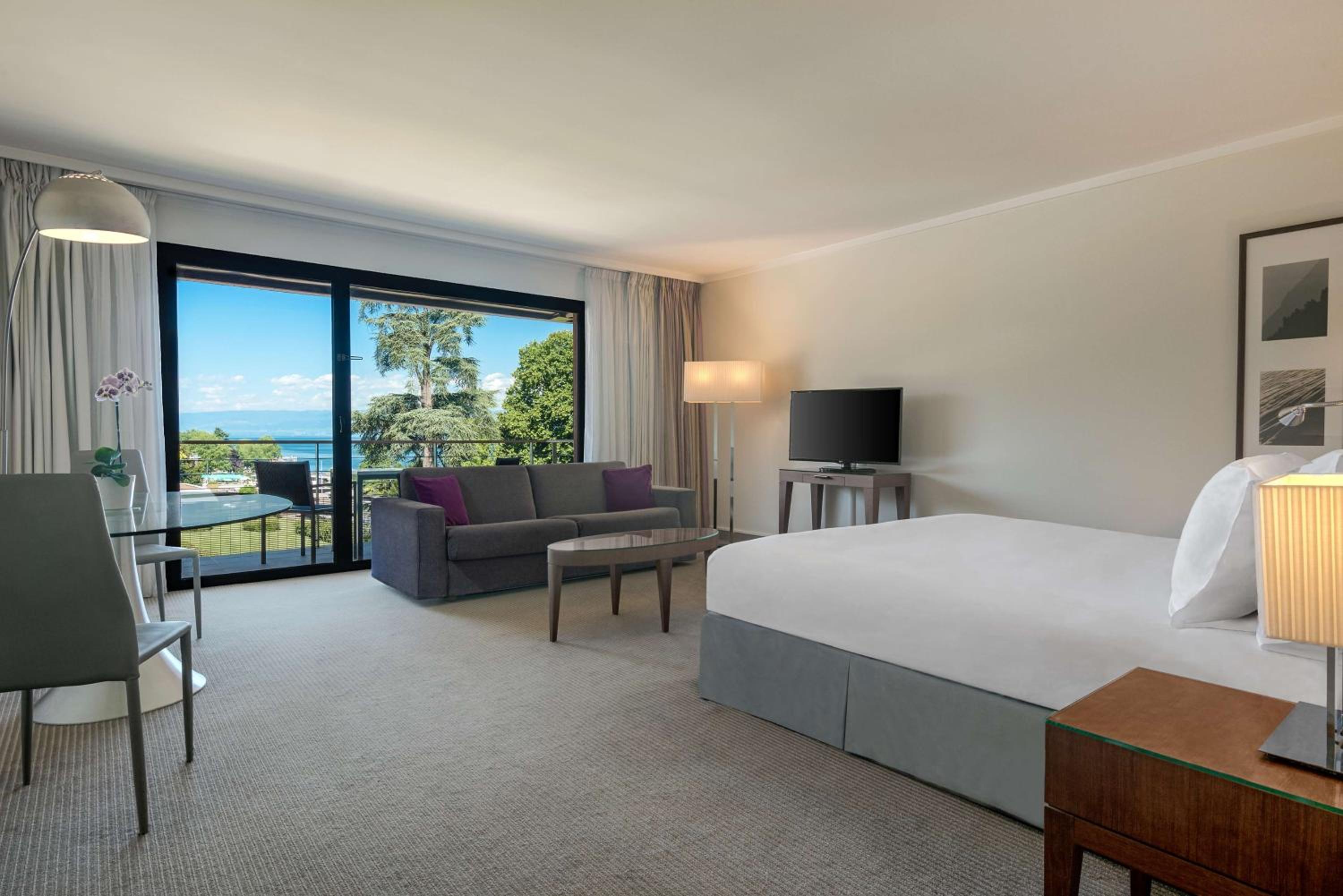 Family Suite with Kitchenette and Lake View 