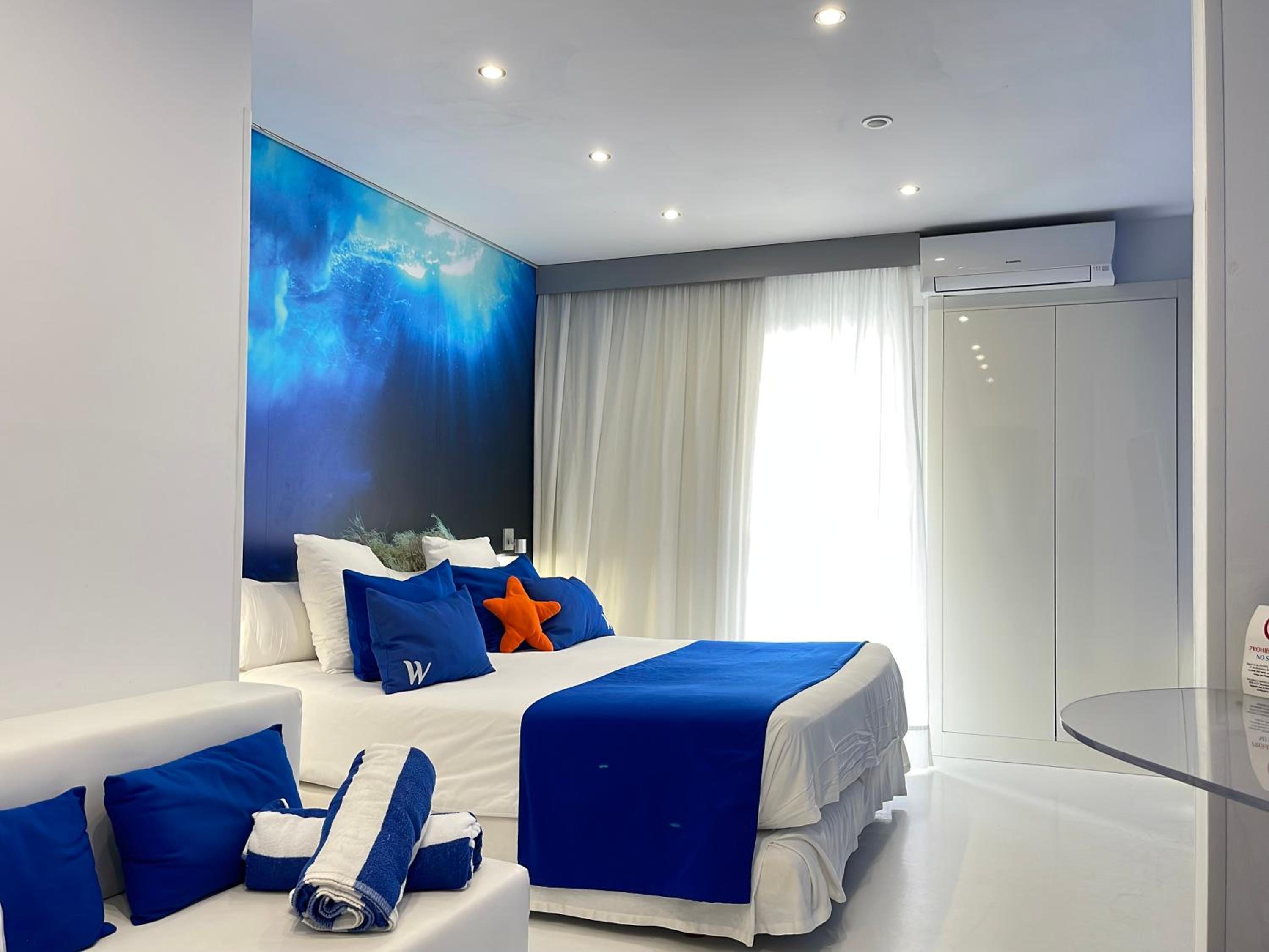 Double Room with Balcony and Partial Sea View