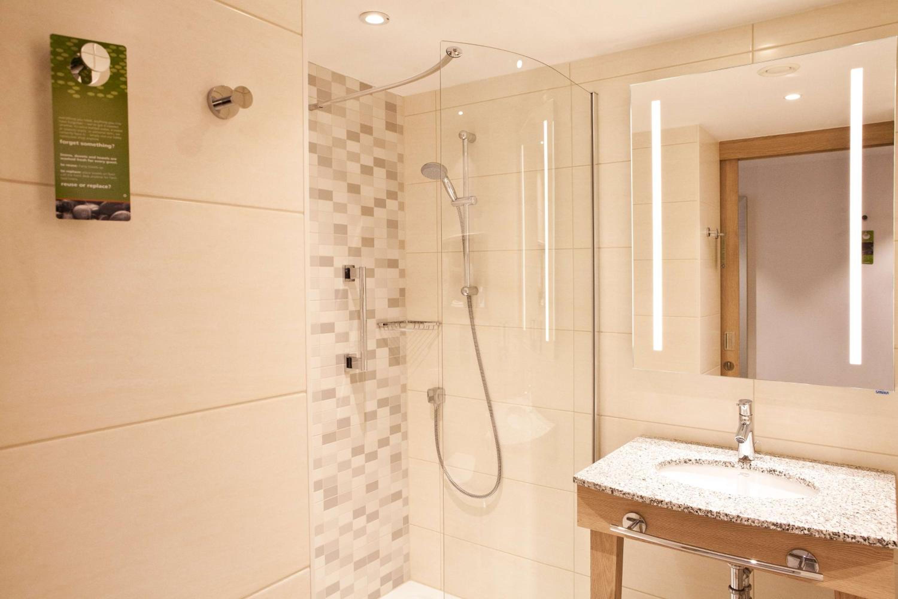 Queen Room with Sofa Bed - Non-Smoking