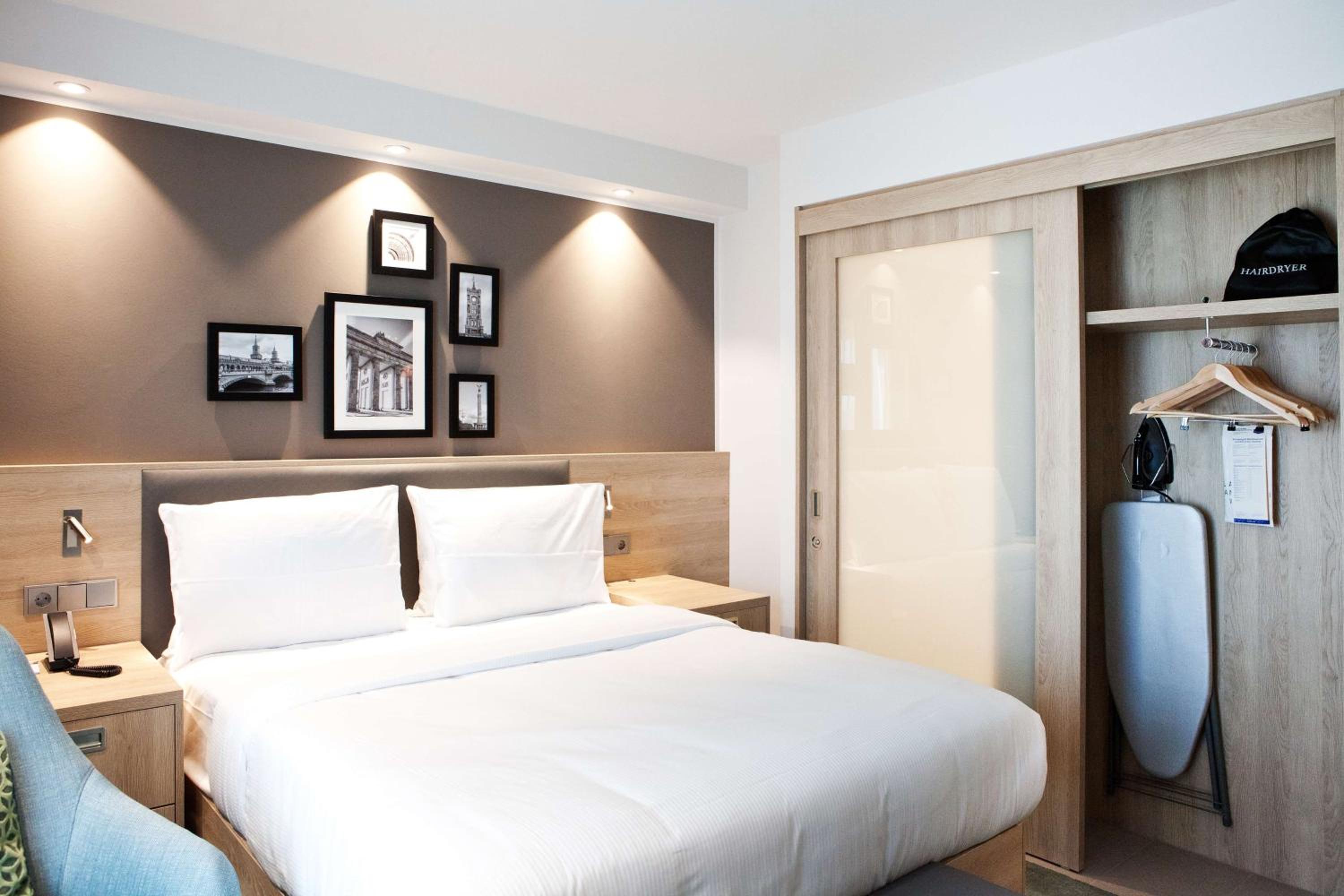 Connecting Queen Family Room