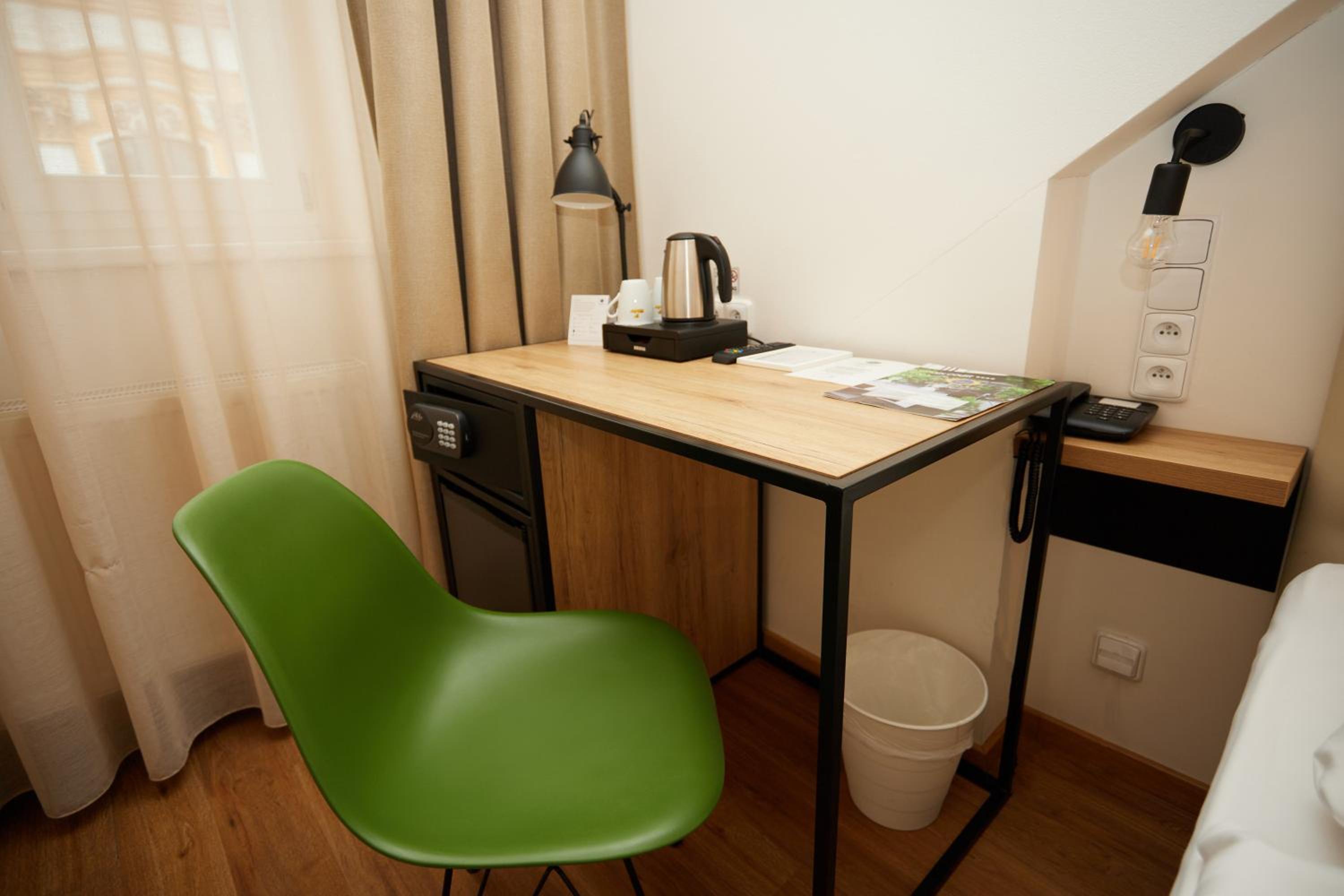 Rooftop Small Double Room with Street View