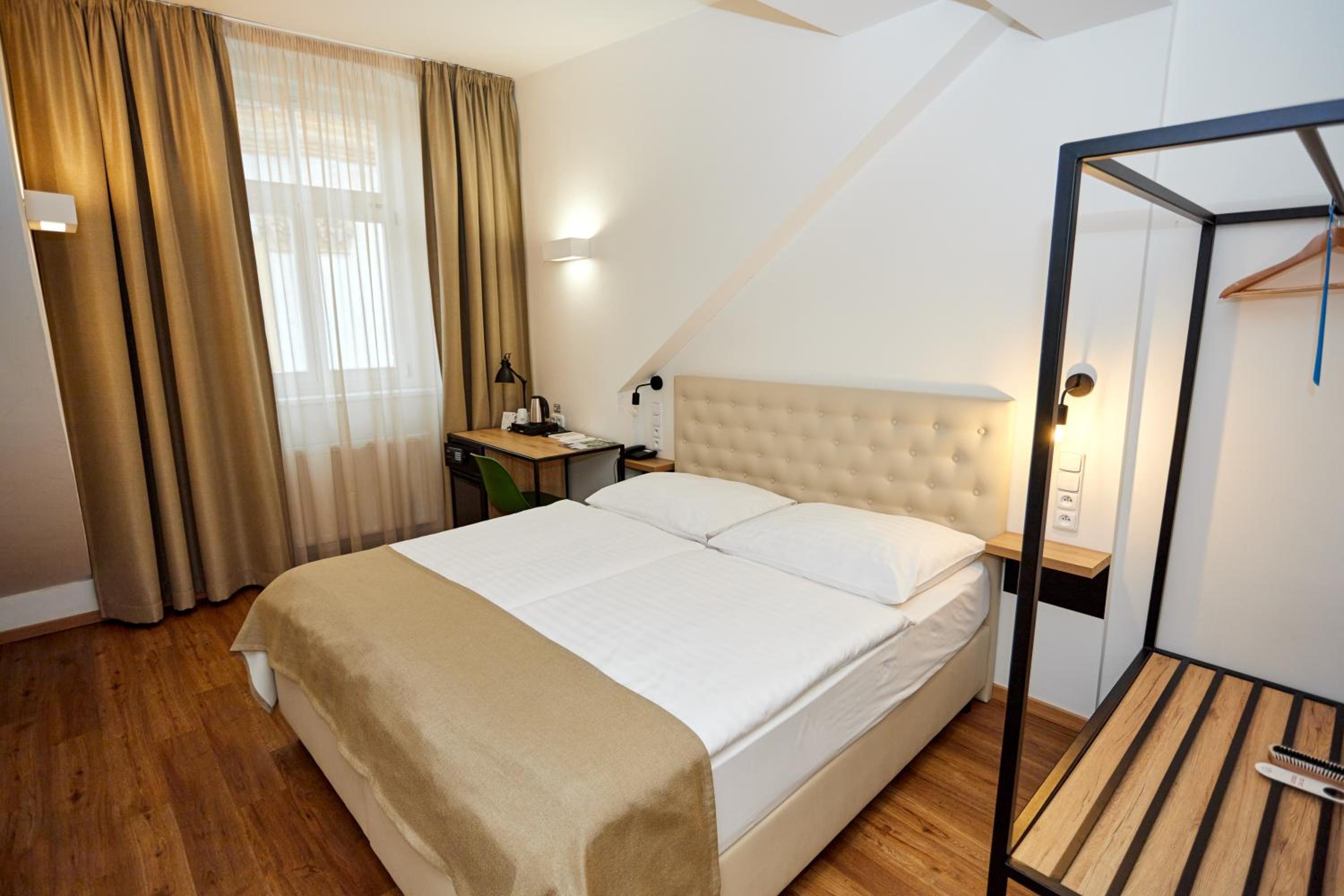 Rooftop Small Double Room with Street View