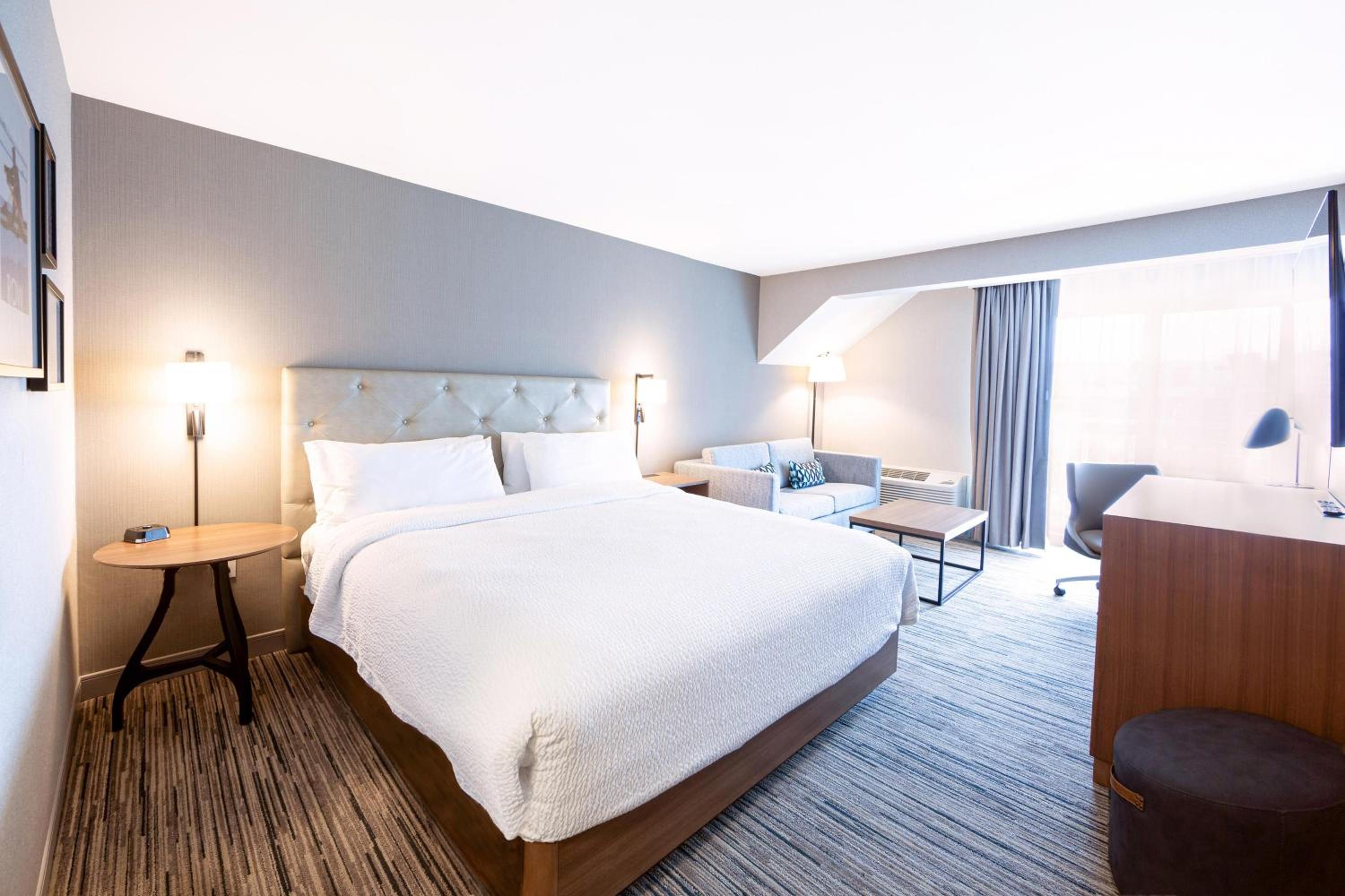 Larger Guest room, 1 King, Sofa bed