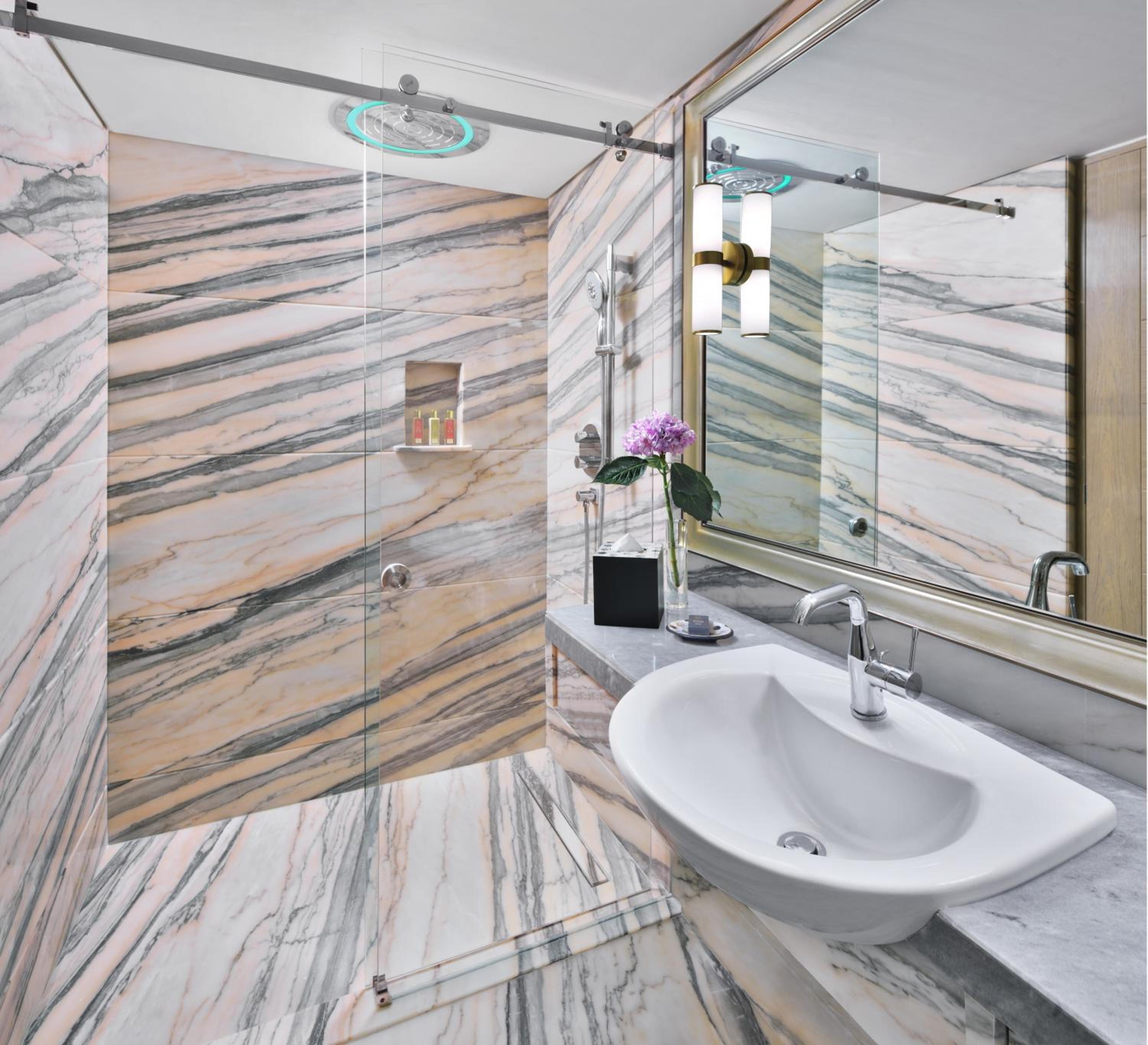 Grand Luxury Suite with one way airport transfer and access to club lounge