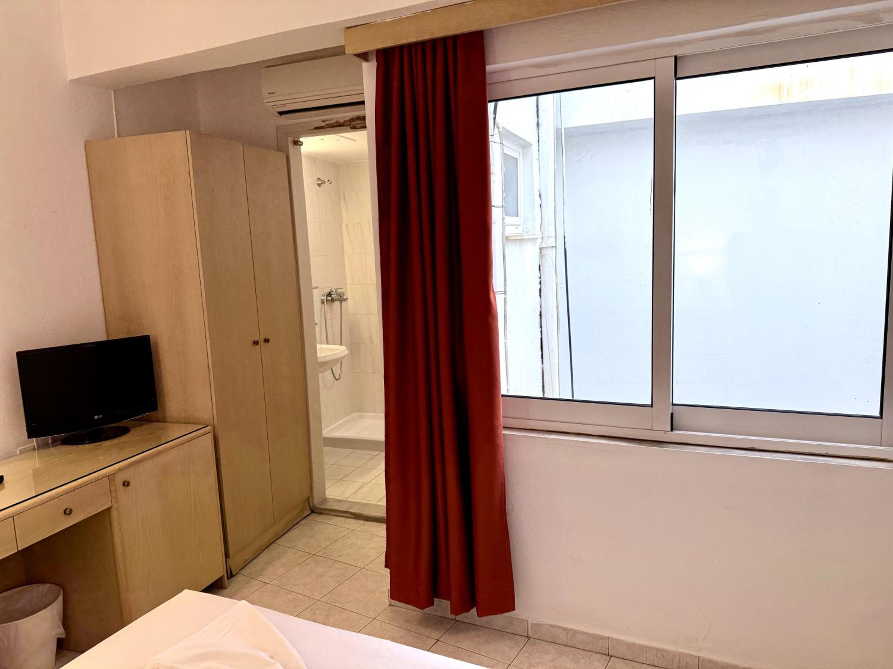 Internal Room with Window (no view)