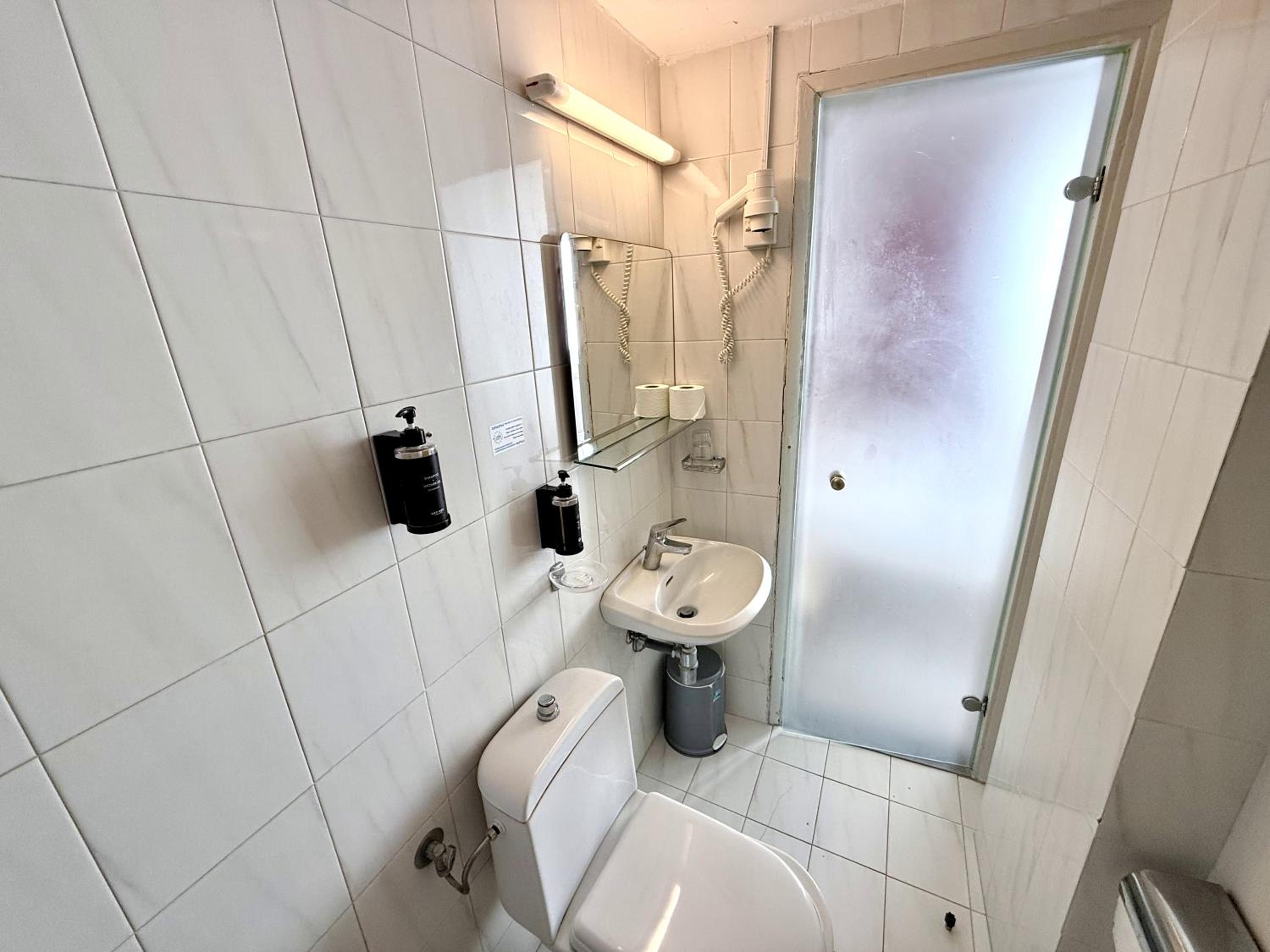 Internal Room with Window (no view)