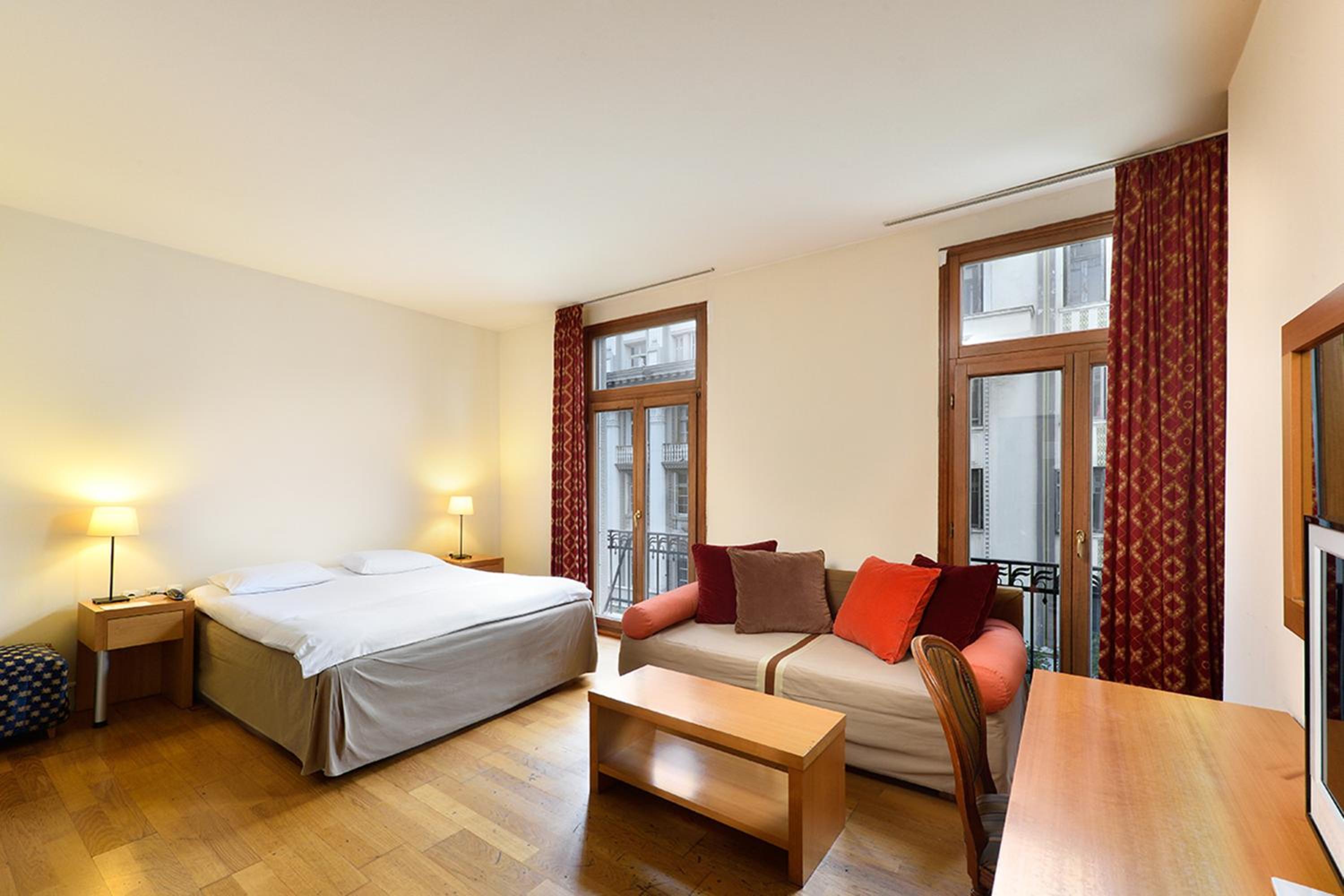 Family Room (3 Adults + 1 Child)