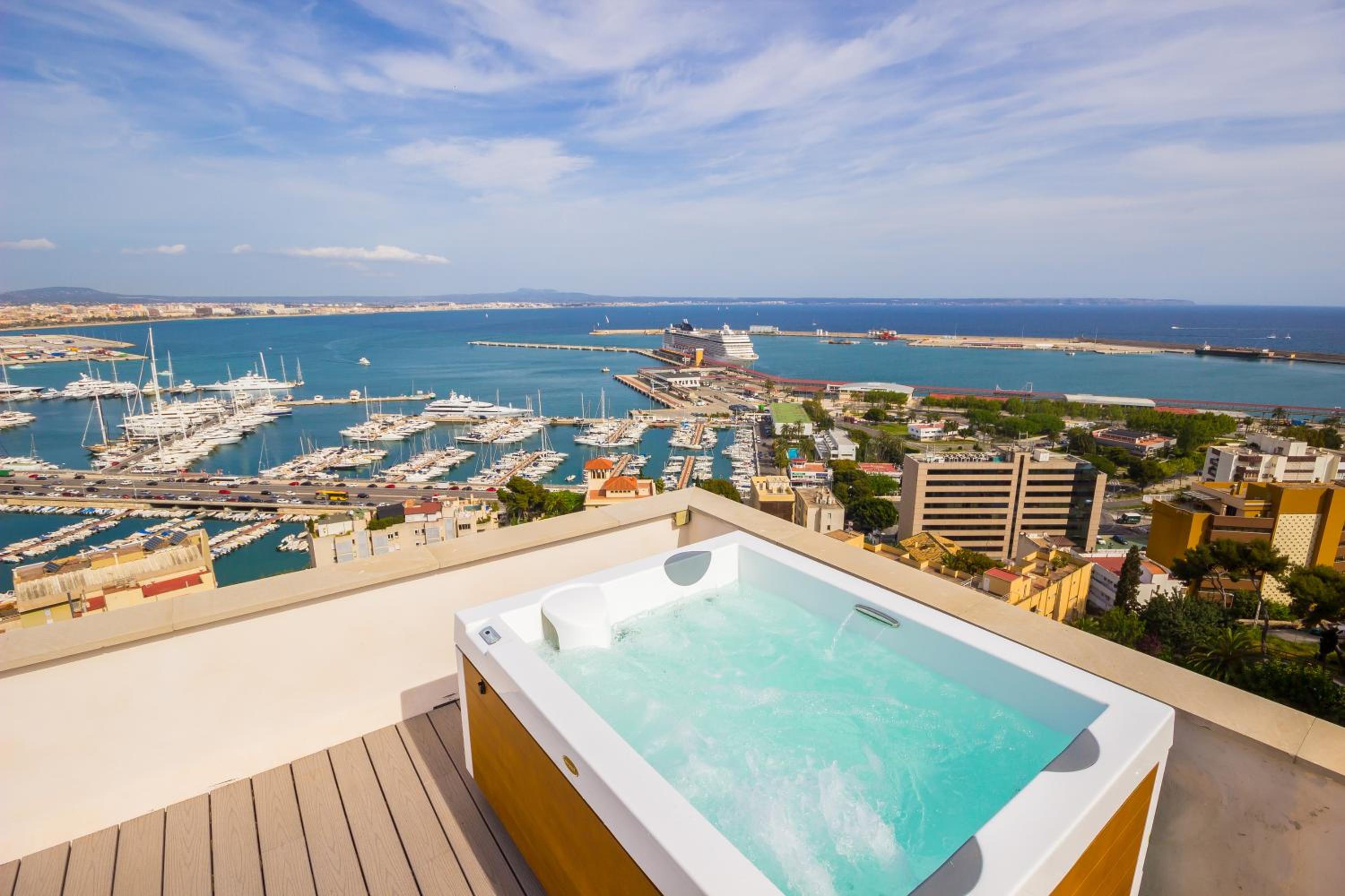 Deluxe Suite with Sea View