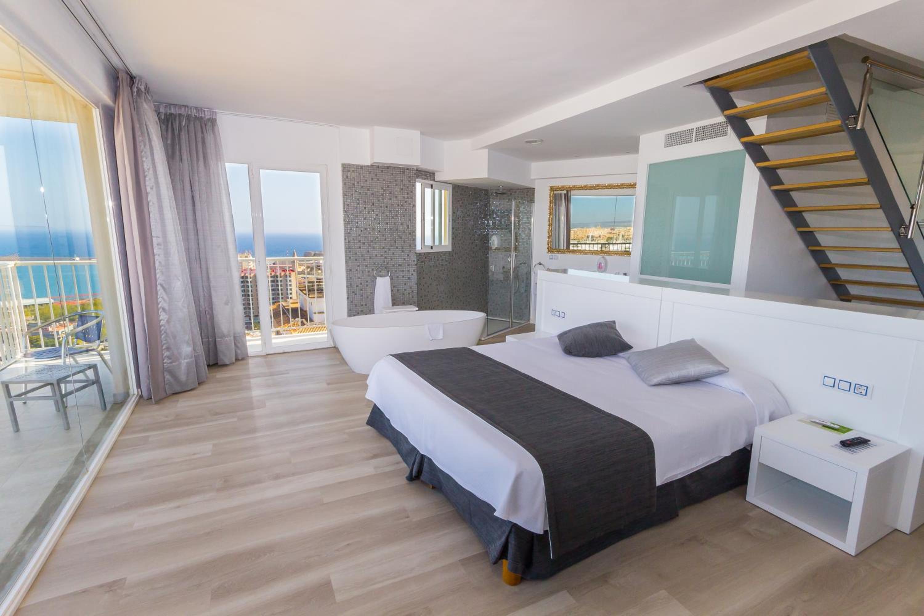 Deluxe Suite with Sea View