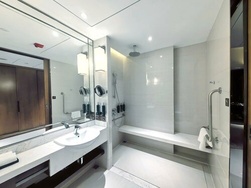 King Room - Mobility Accessible  в Doubletree by Hilton Ningbo Beilun