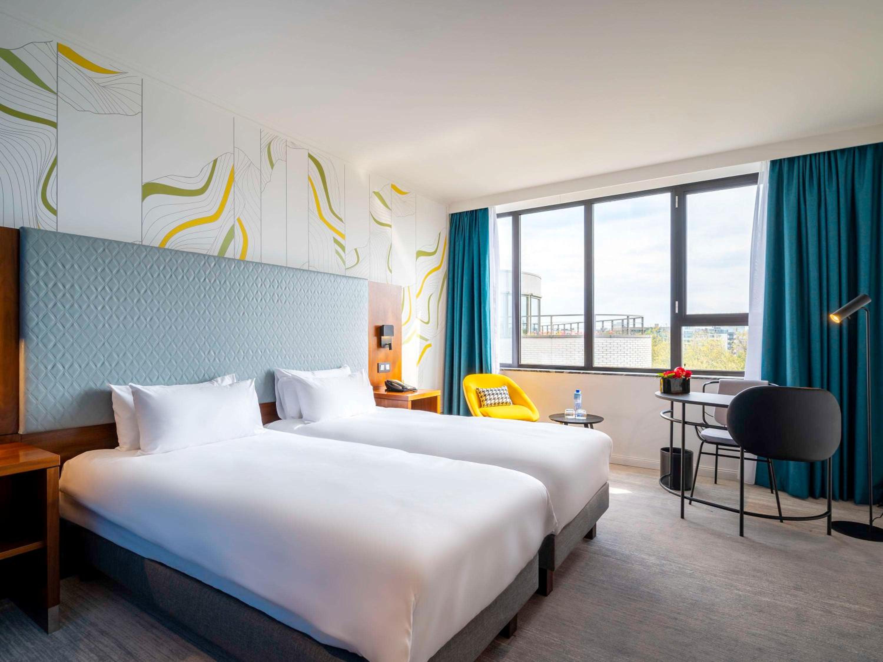 Classic Twin Room With City Side View