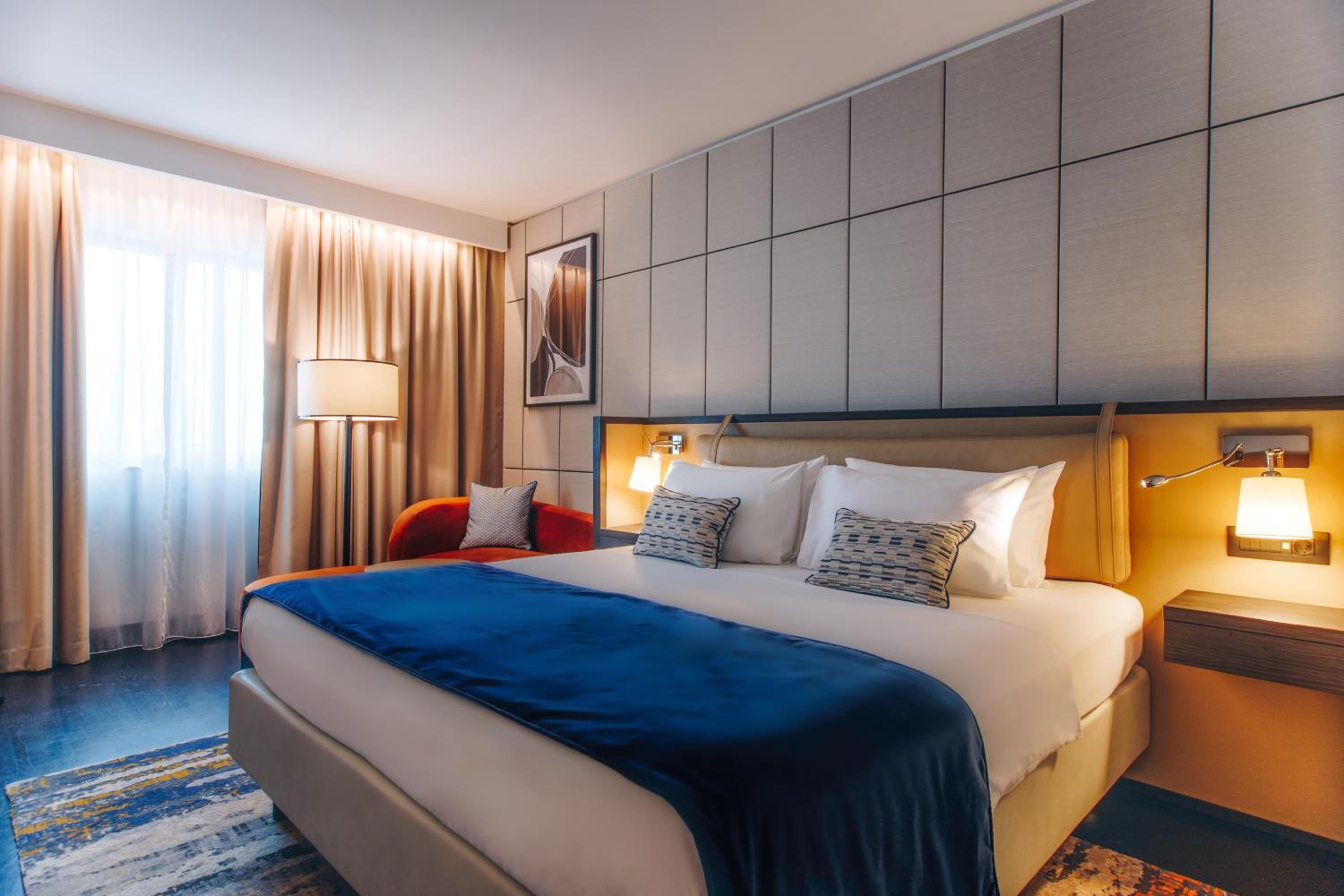 Standard King Room with Lounge Access