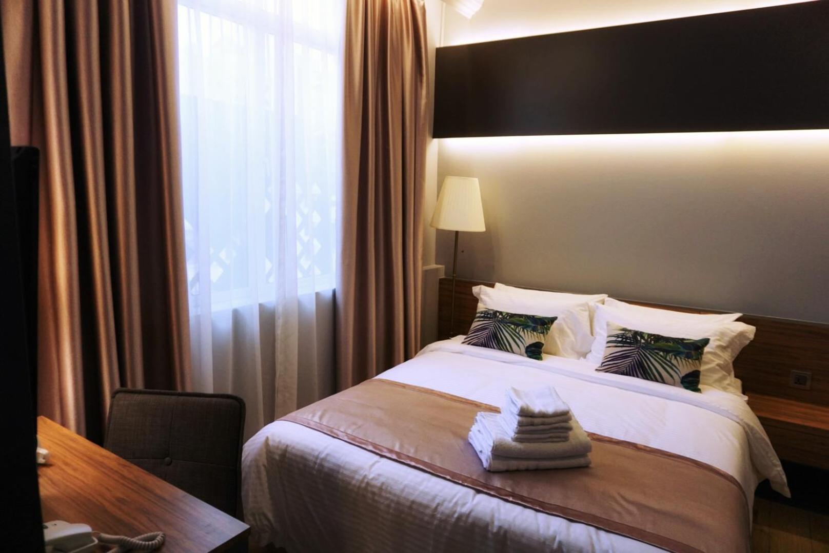 Superior Queen Room (With Window)