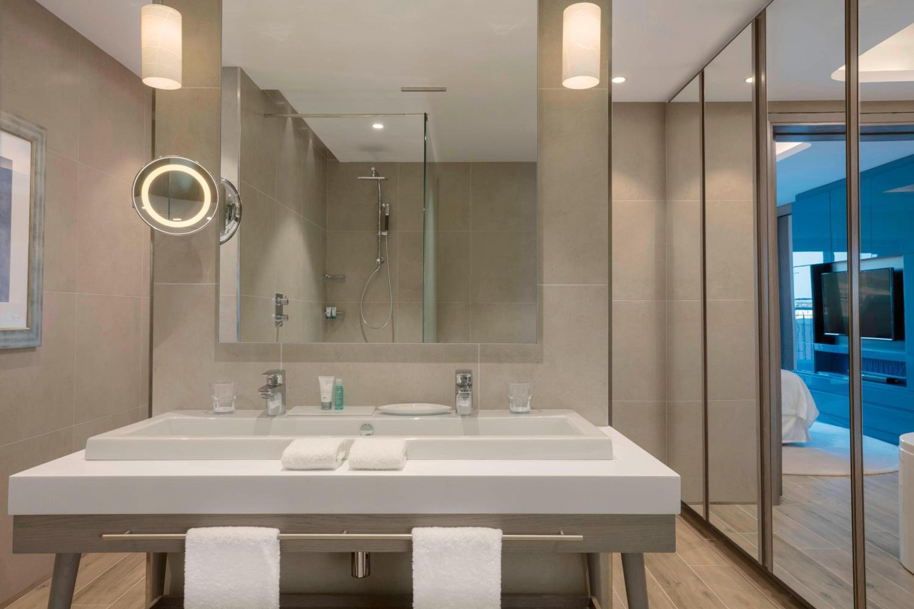 Luxury Infinity Bay Suite with Sea View and Private Pool