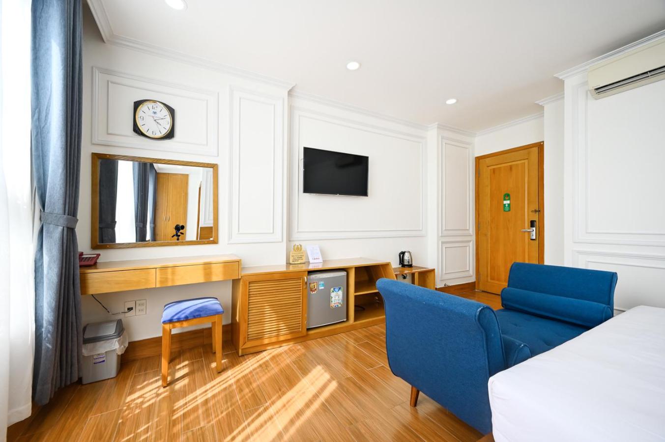 Suite with City View and Bathtub