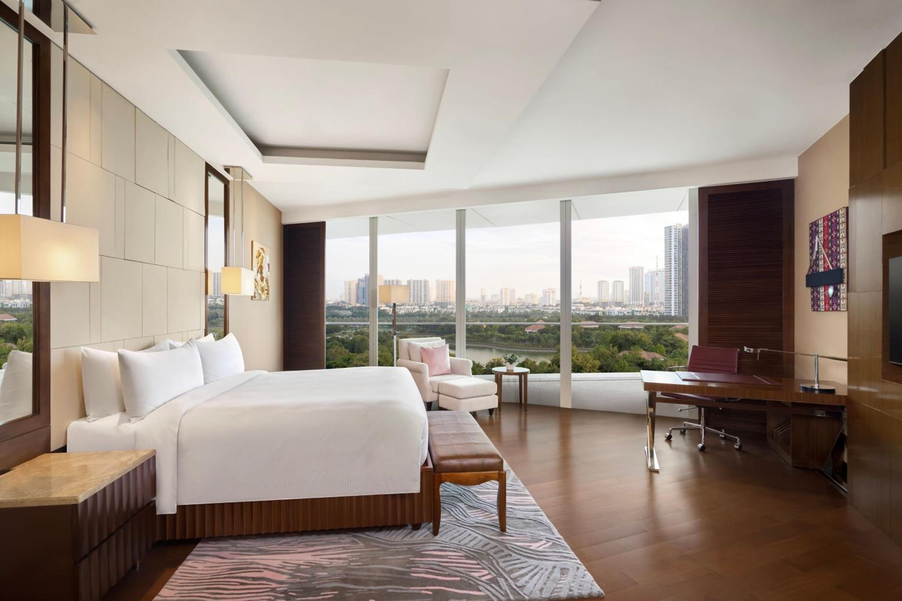 Executive Suite Balcony, Executive lounge access, 1 King, Lake View