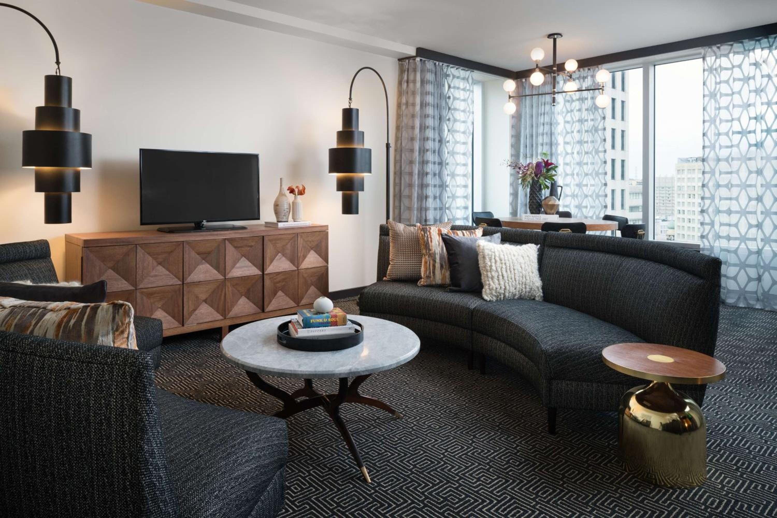 Junior King Suite with Urban View